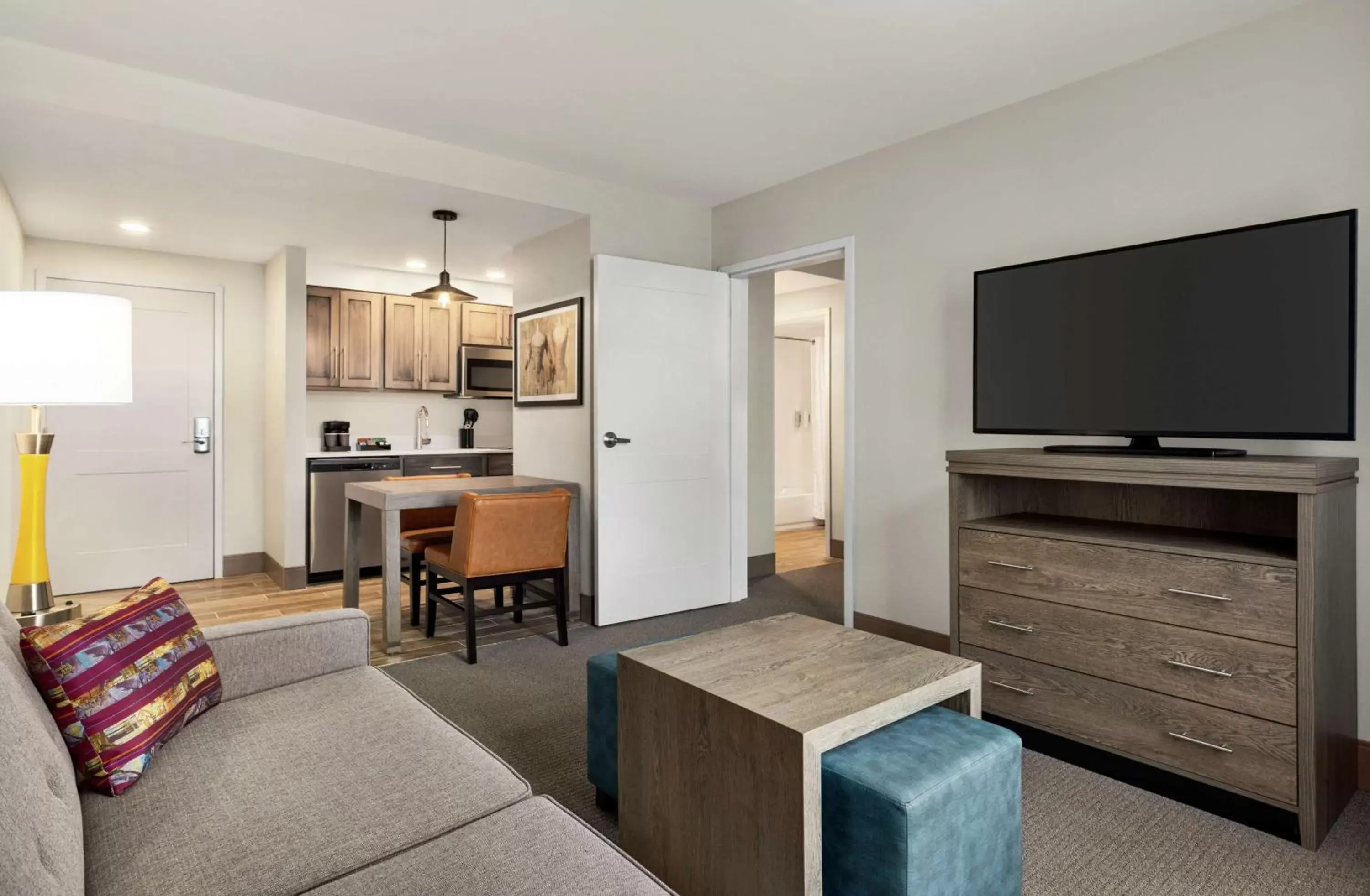 Living room, TV/Entertainment Center in Homewood Suites By Hilton Carlisle