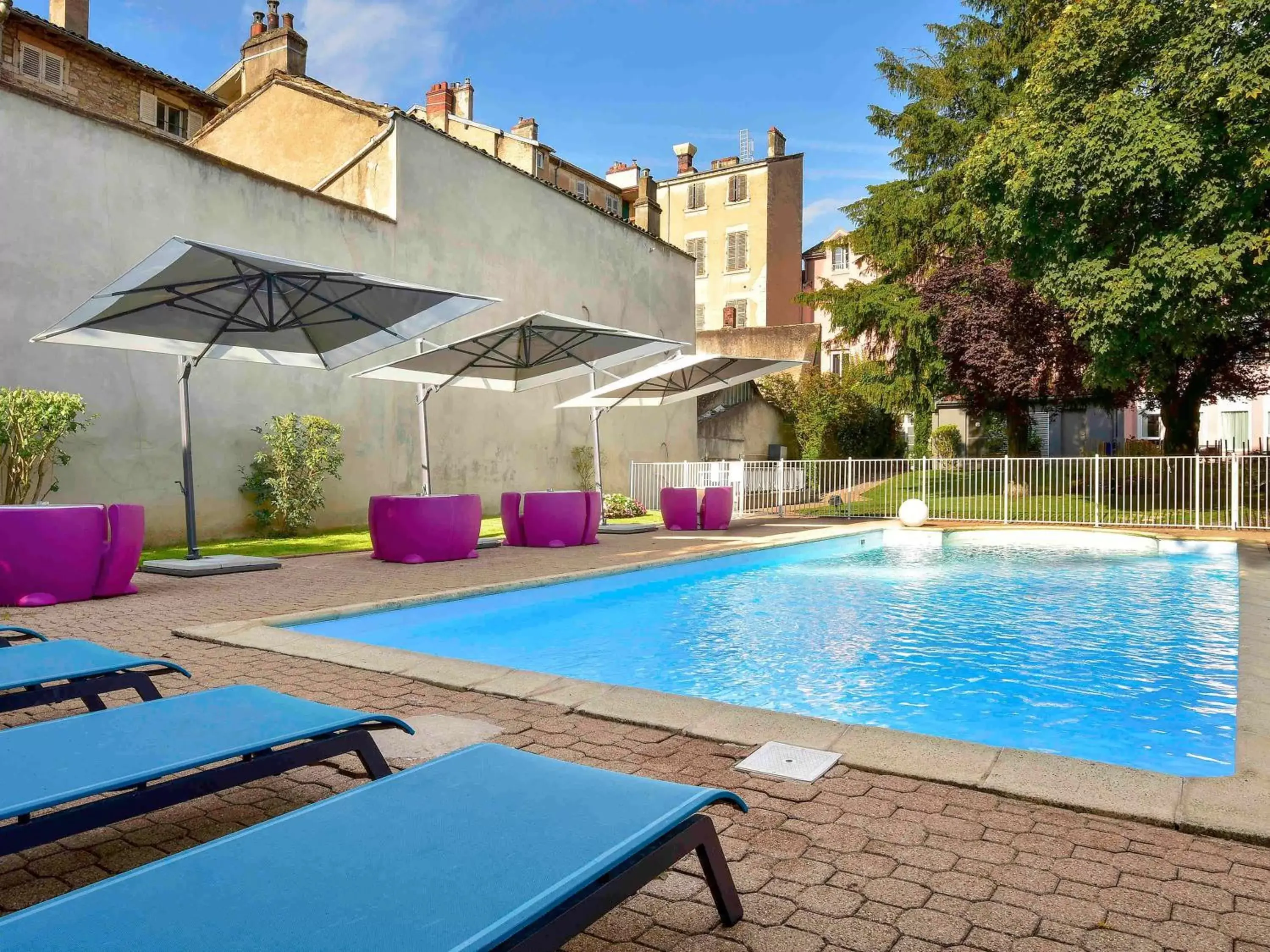 Property building, Swimming Pool in ibis Styles Macon Centre