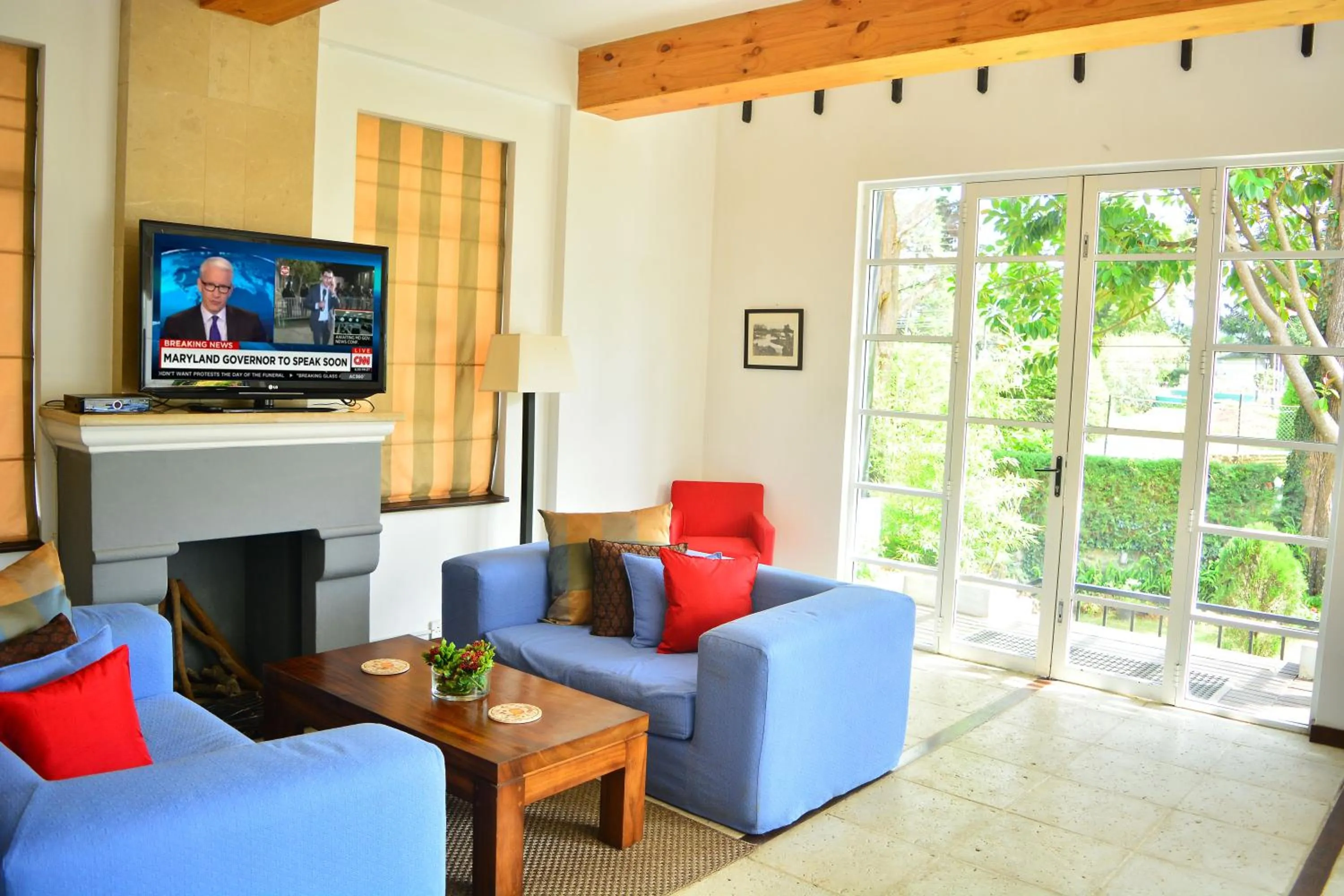 Communal lounge/ TV room in Unique Cottages