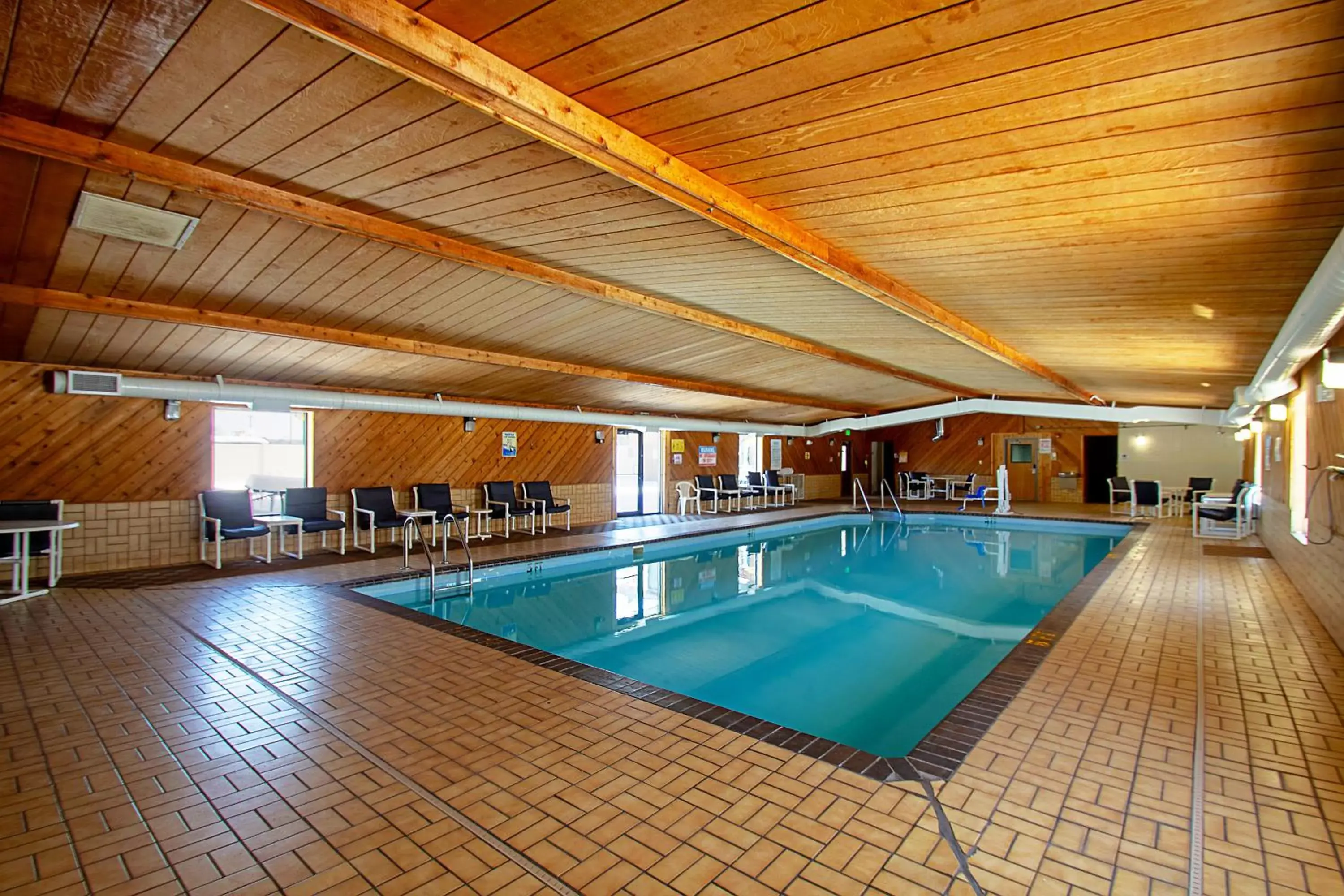 Swimming Pool in Econo Lodge Inn & Suites