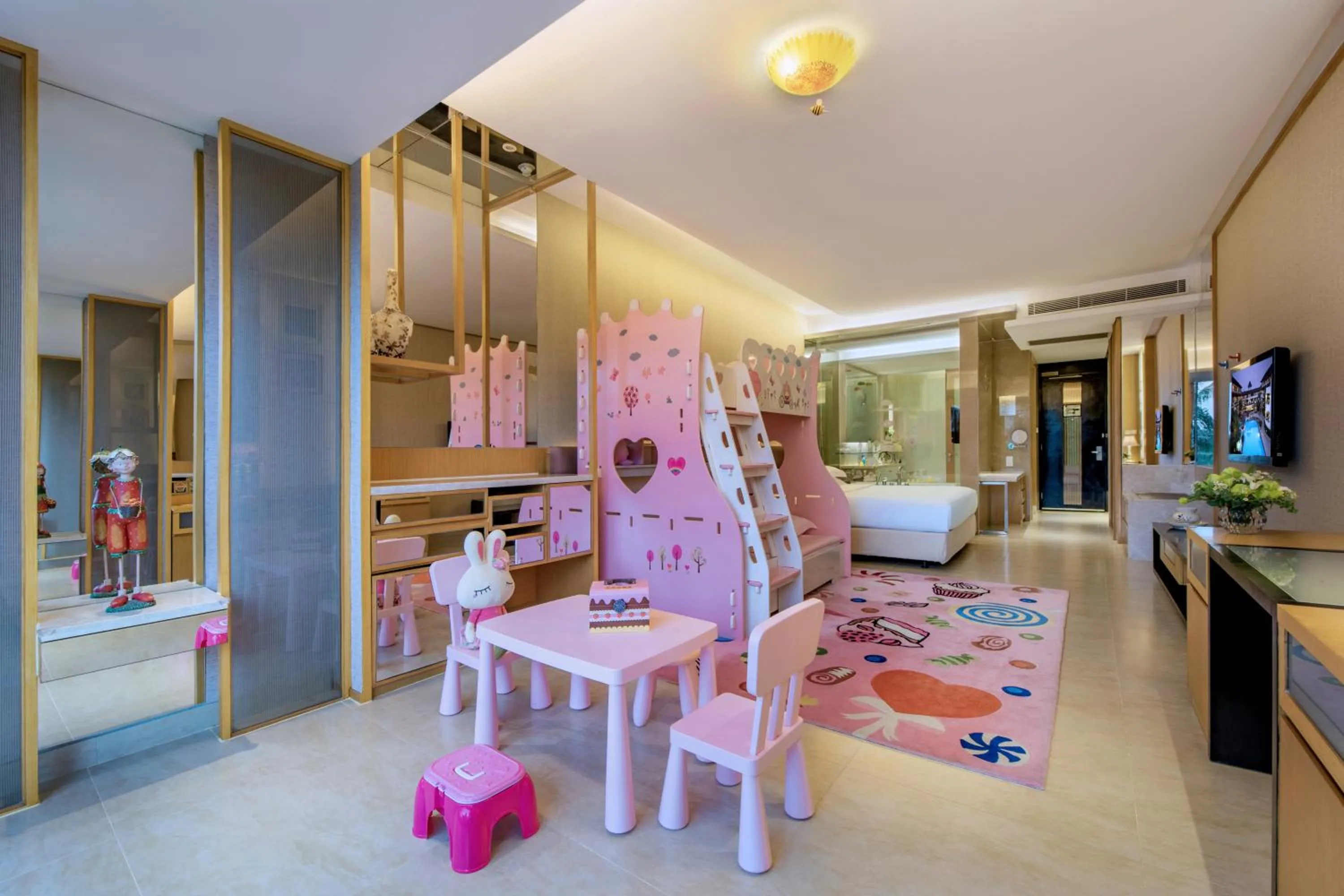 children in Mission Hills Hotel Resorts Shenzhen
