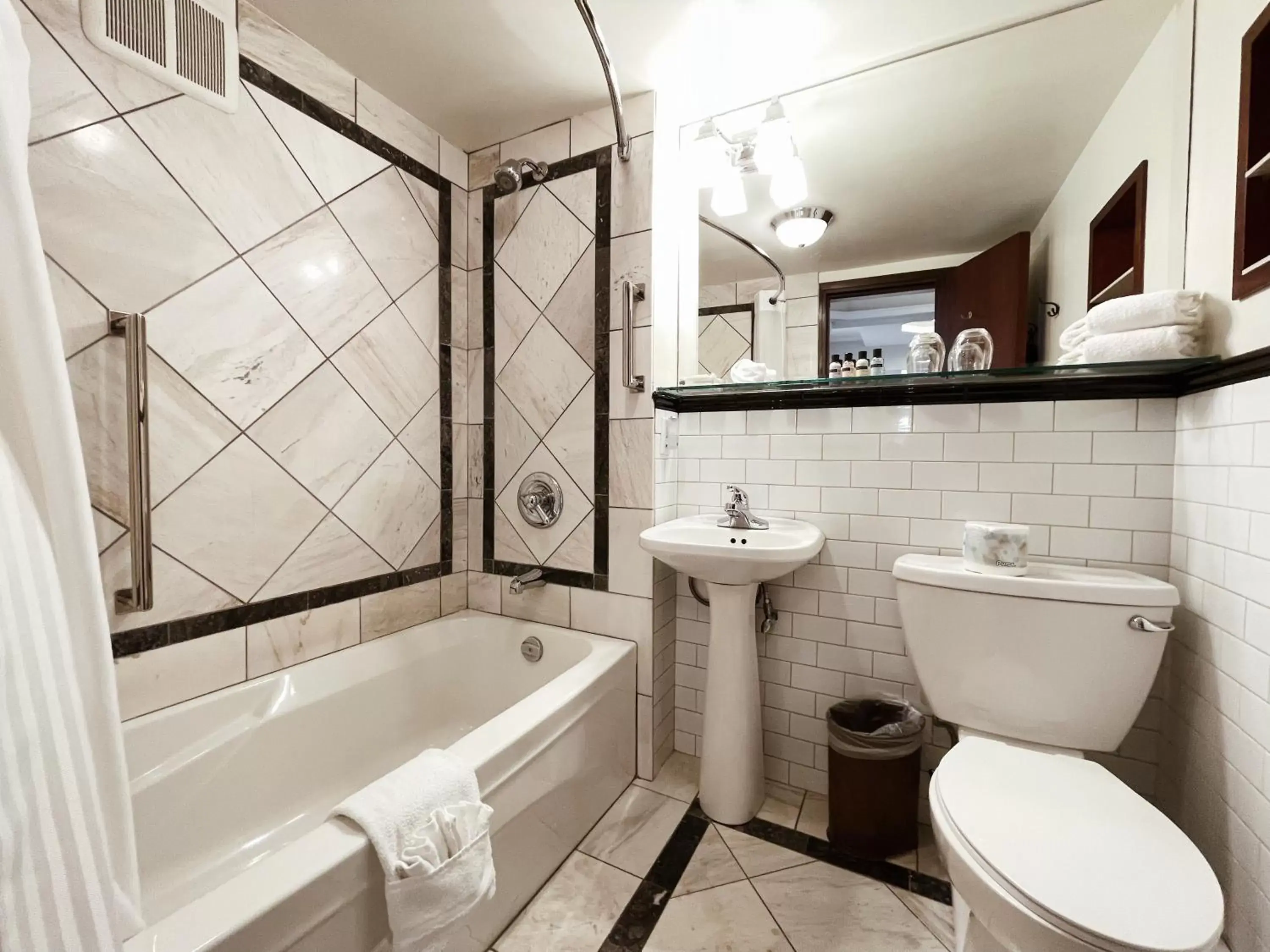 Toilet, Bathroom in Hotel Manoir D'Auteuil