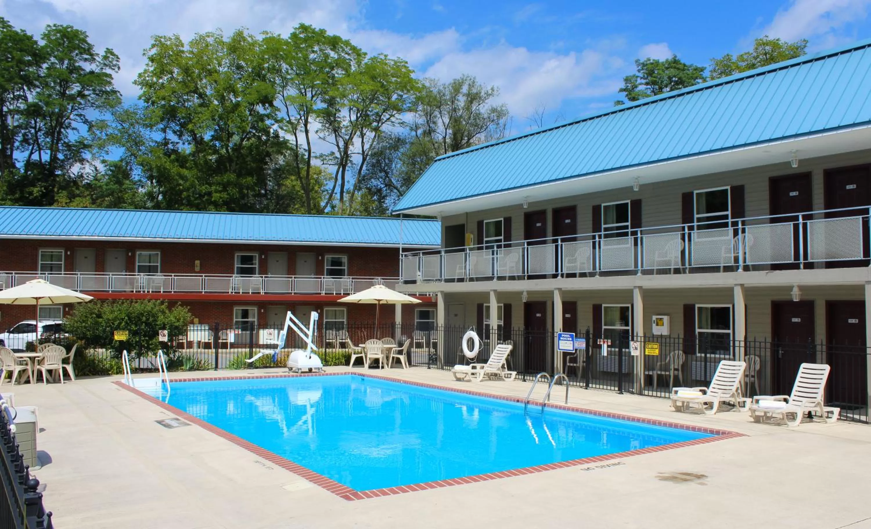 Swimming pool in SHERWOOD MOTEL