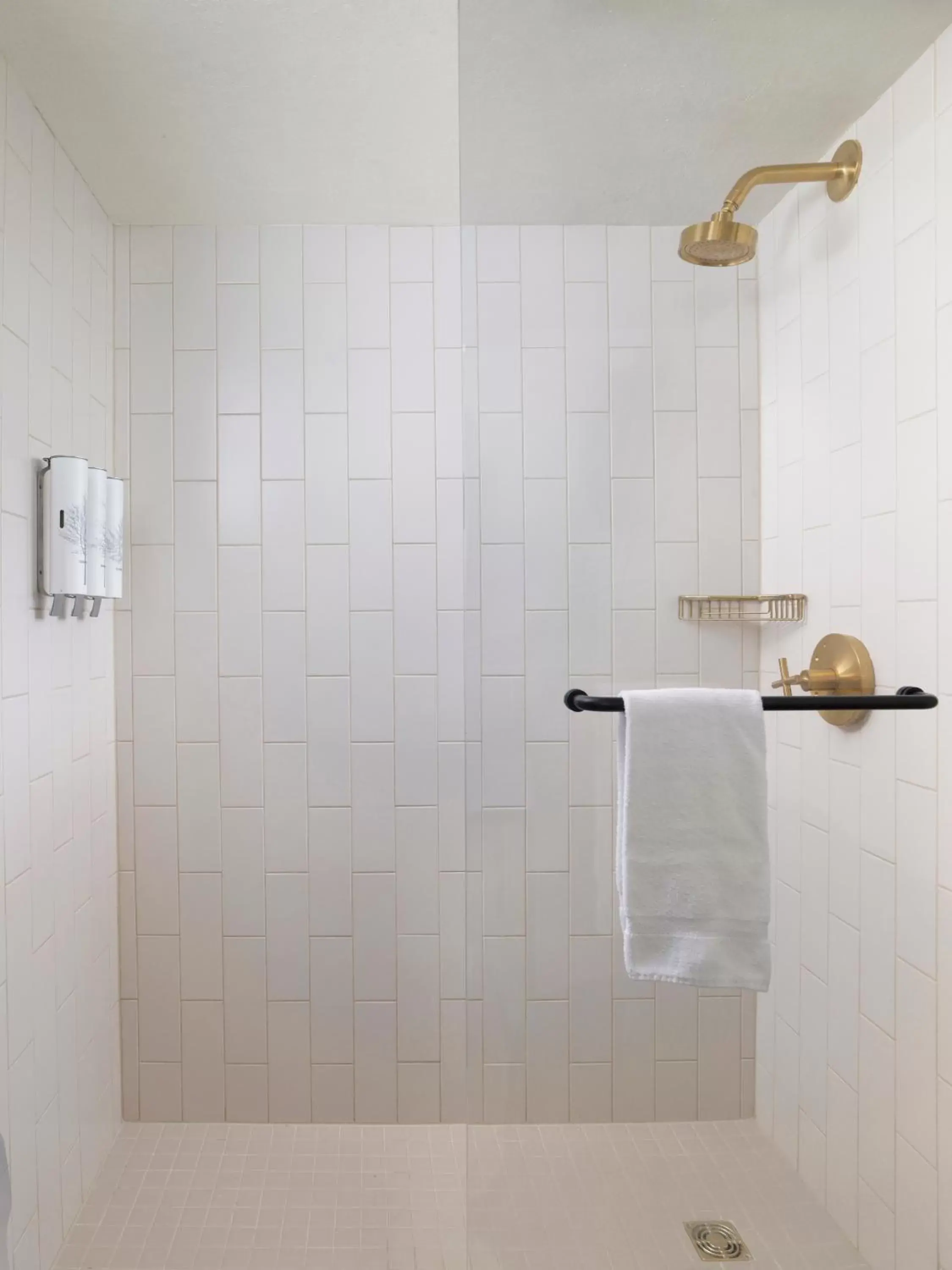 Shower, Bathroom in Flamingo Resort & Spa