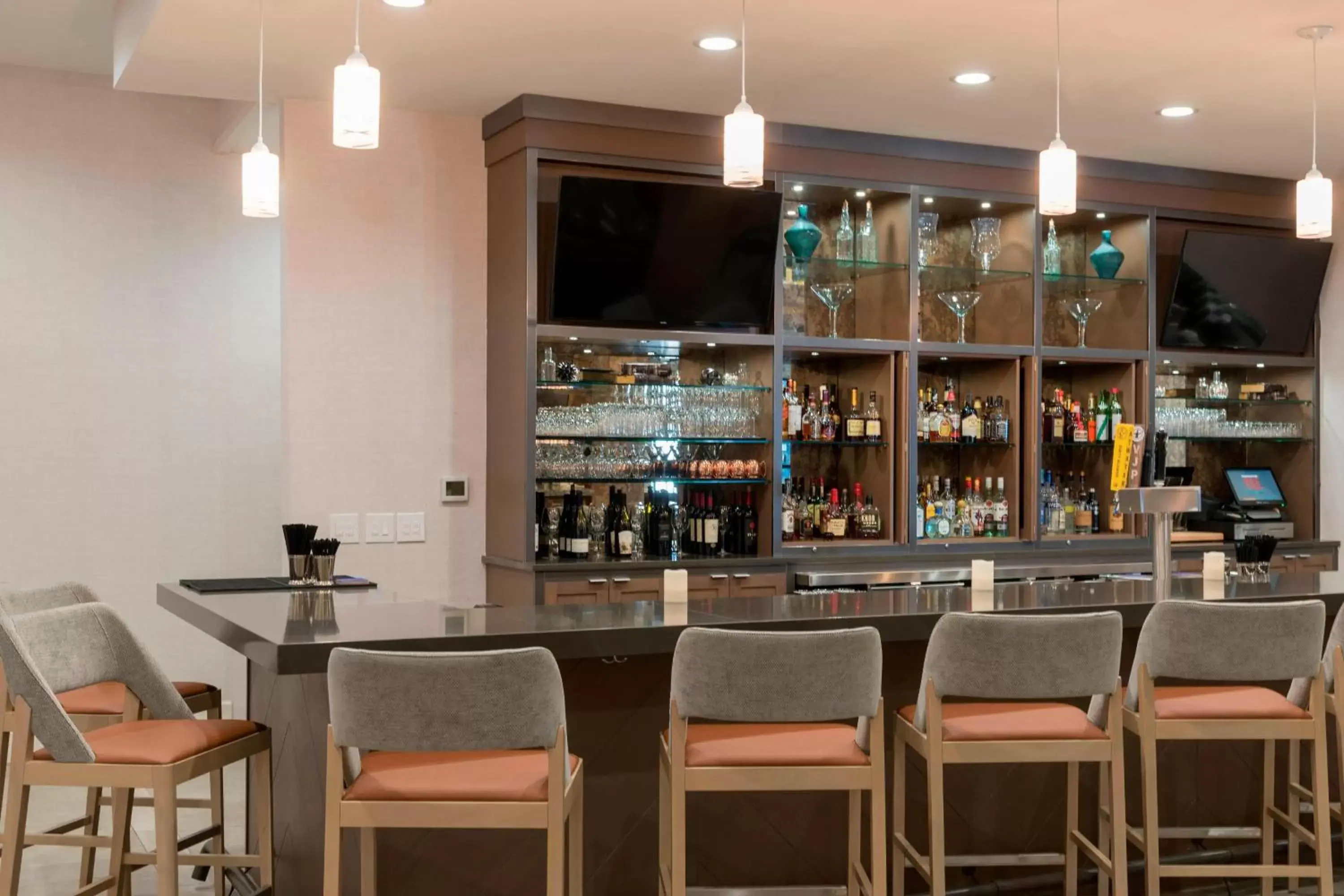 Lobby or reception, Lounge/Bar in Delta Hotels by Marriott Grand Rapids Airport