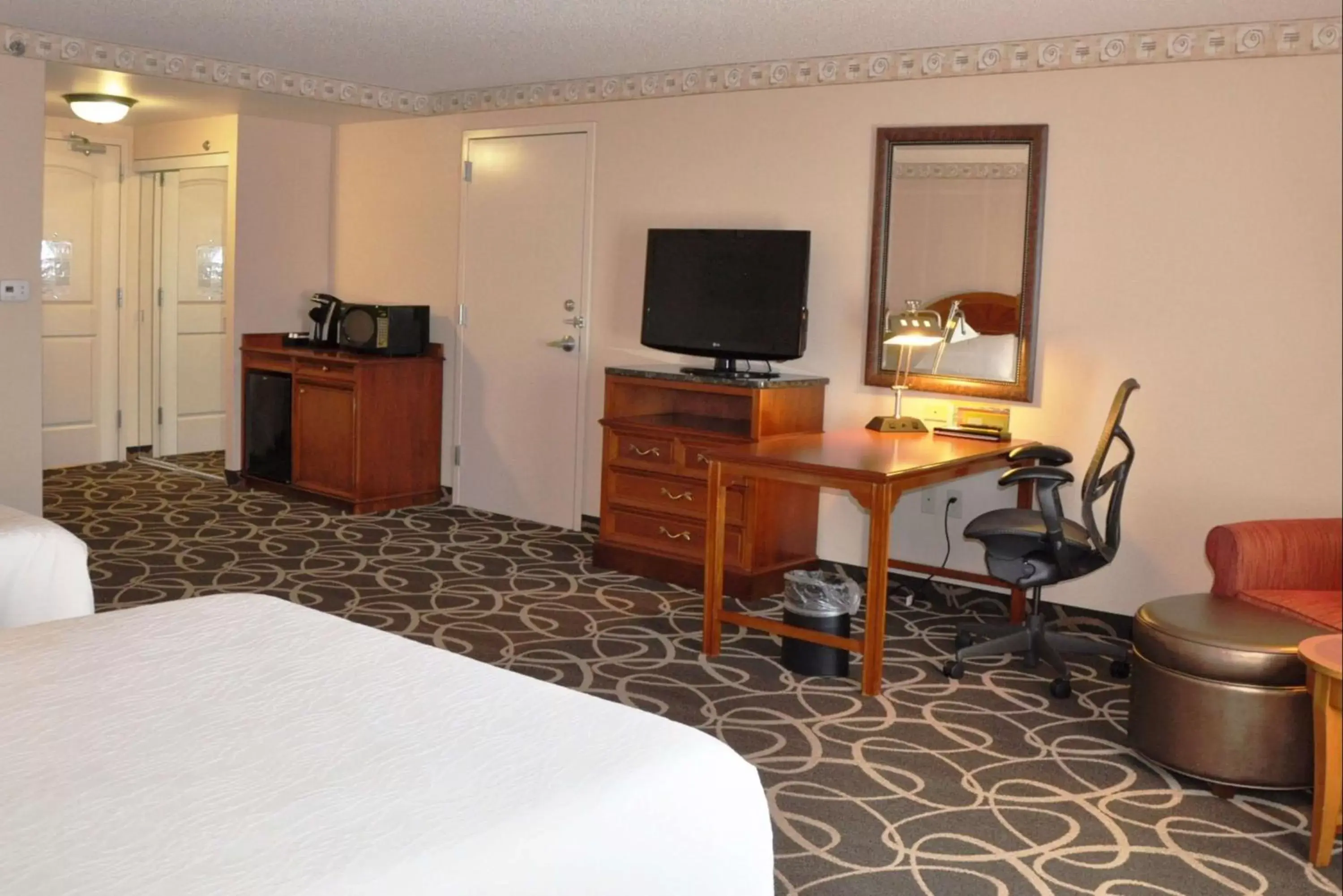 Bedroom, TV/Entertainment Center in Hilton Garden Inn Gettysburg