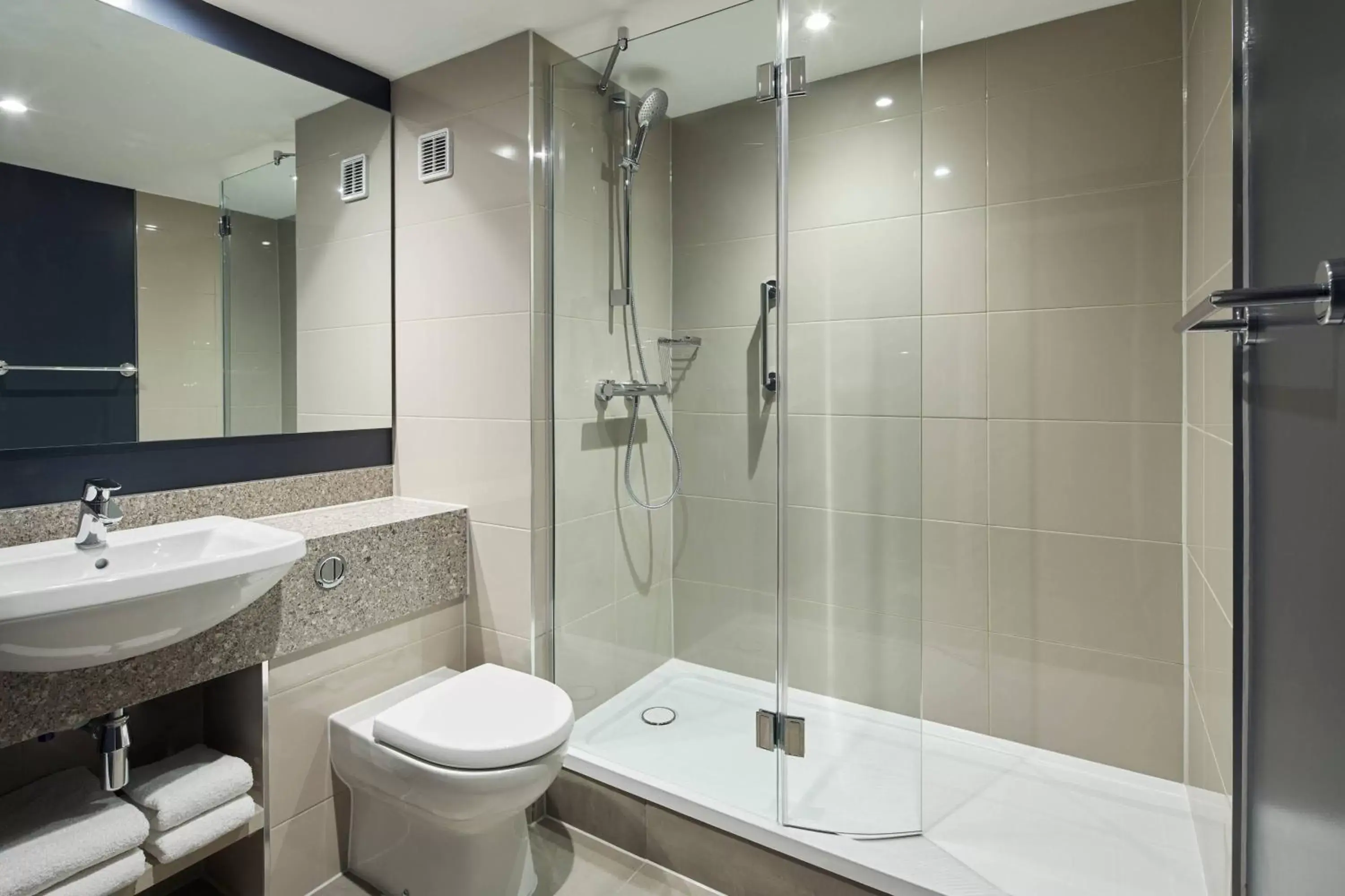Bathroom in Cardiff Marriott Hotel
