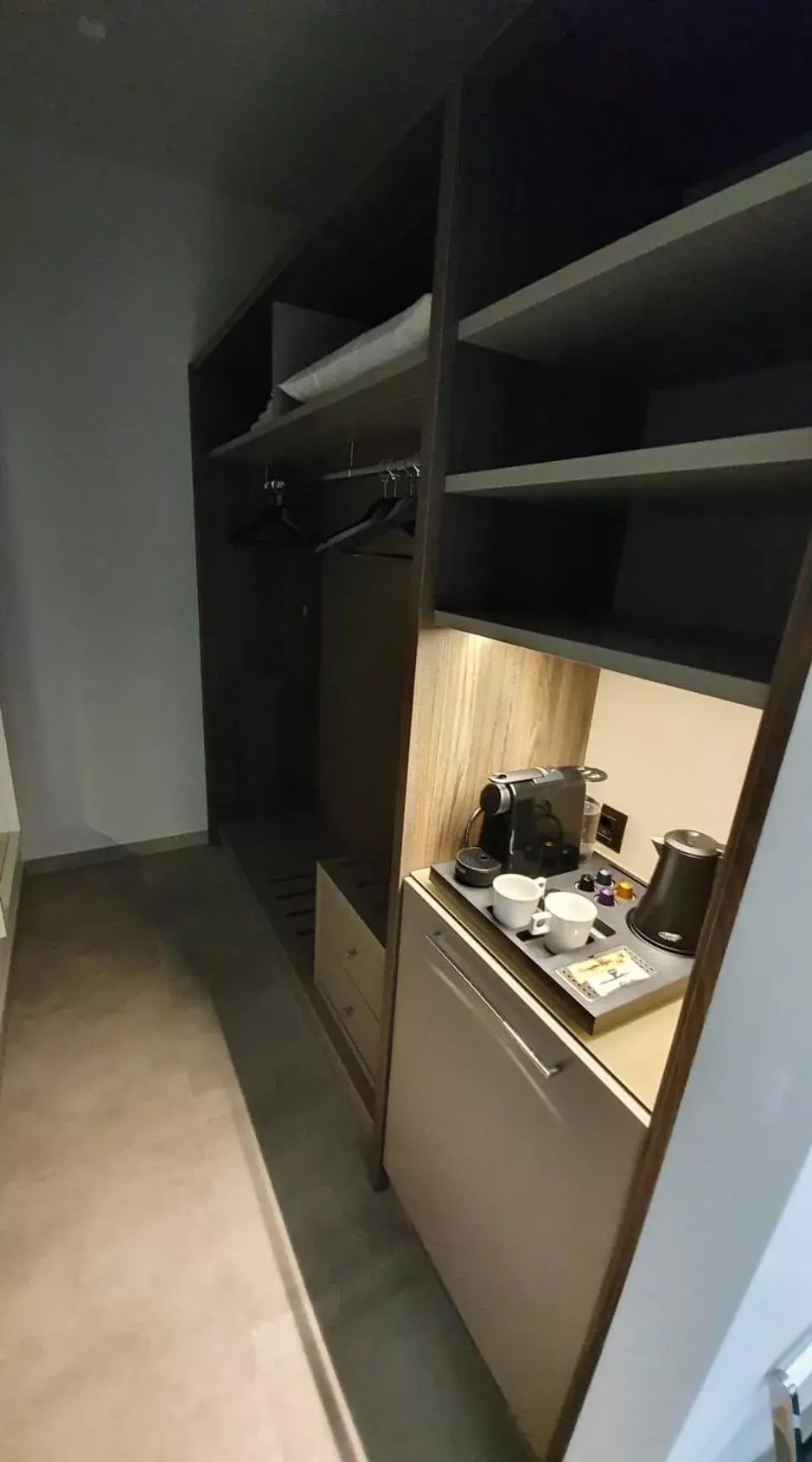 Coffee/tea facilities, Kitchen/Kitchenette in Hotel Kuma