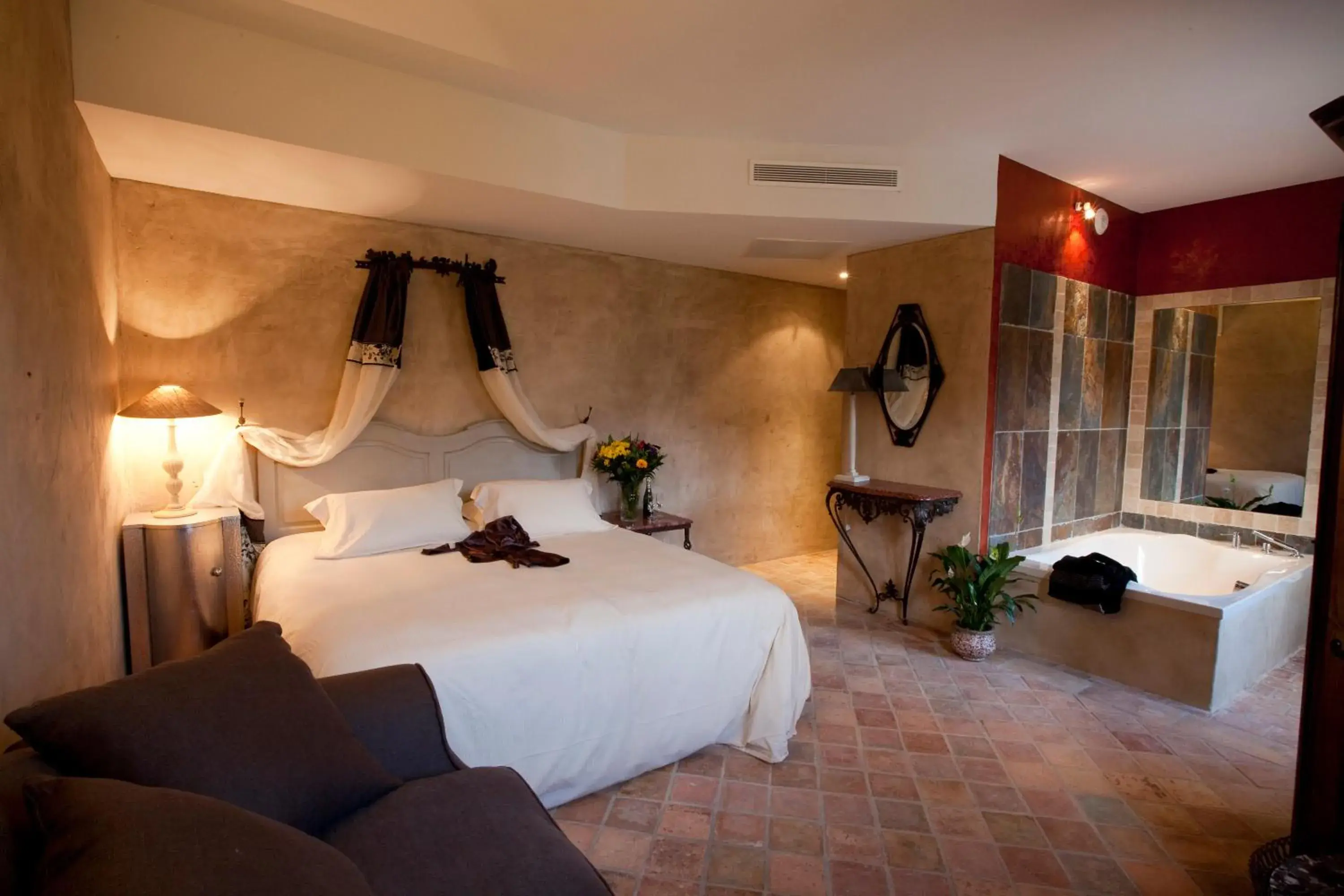 Photo of the whole room in Hôtel-Spa Le Saint Cirq