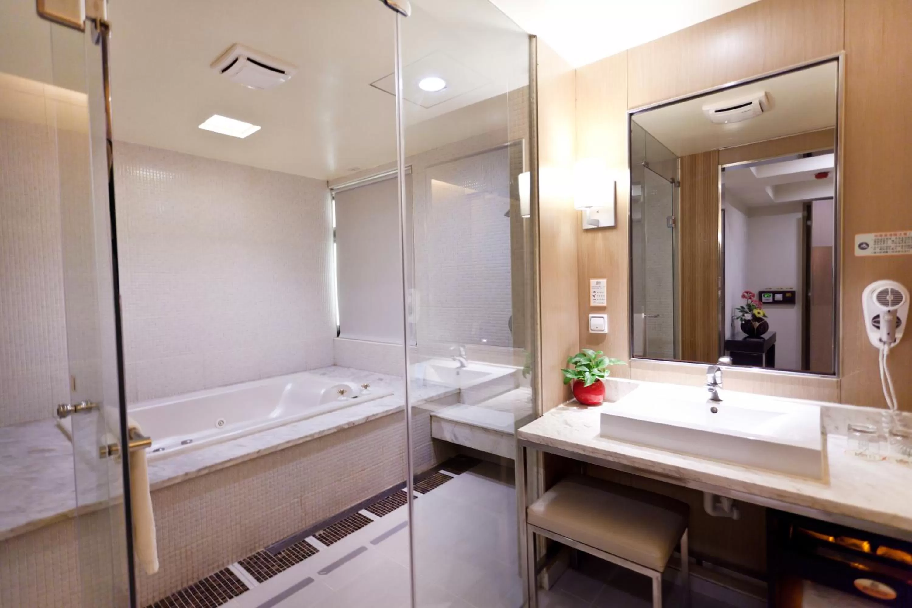 Shower, Bed in 168 Motel-Hsinchu