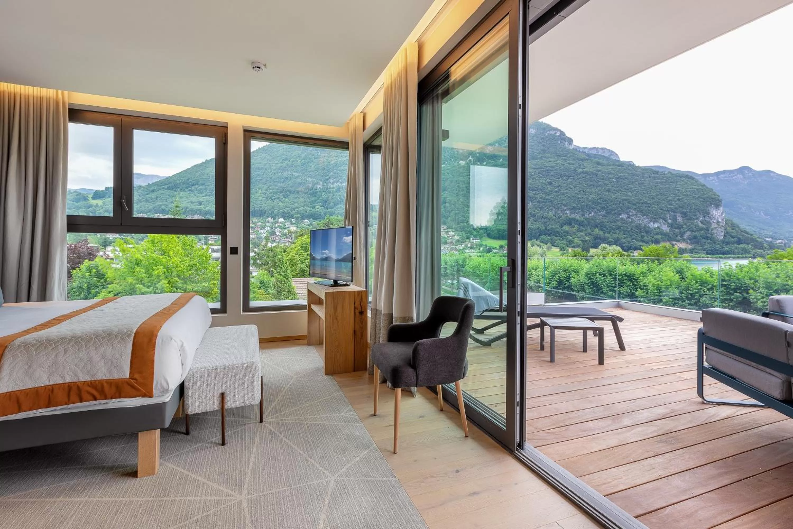 View (from property/room), Bed in Rivage Hôtel & Spa Annecy