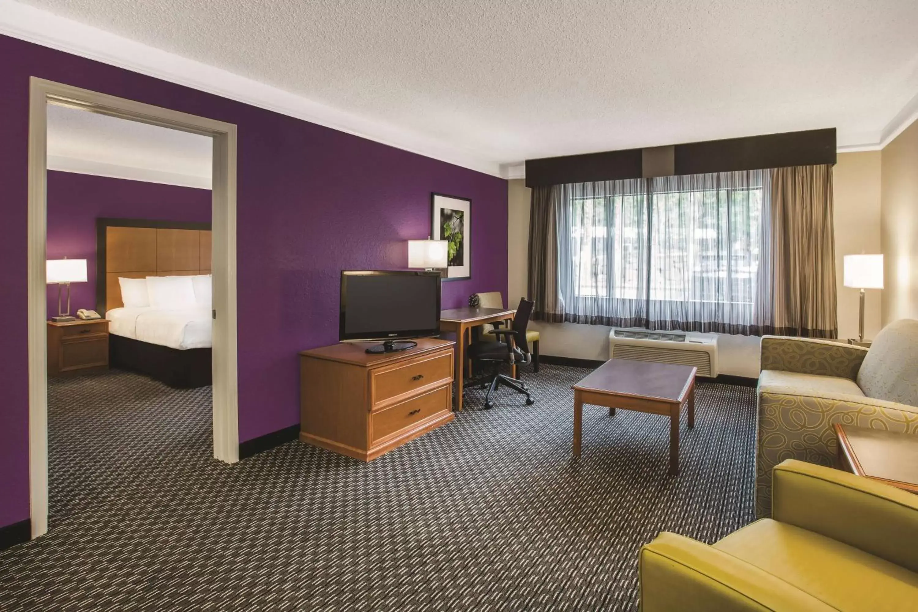 Bed, TV/Entertainment Center in Howard Johnson by Wyndham Sacramento Downtown