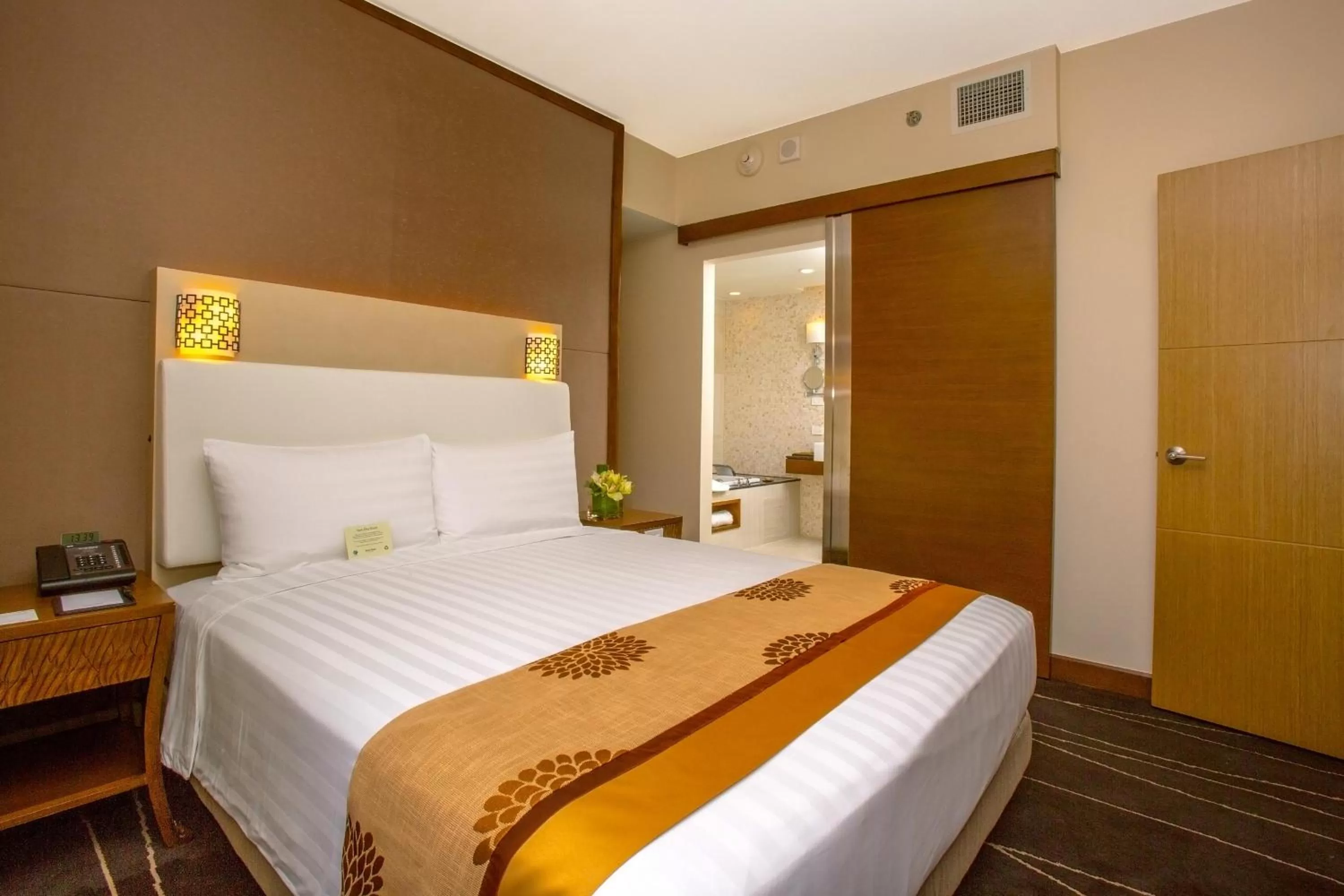 Bedroom, Bed in Dusit Thani Guam Resort