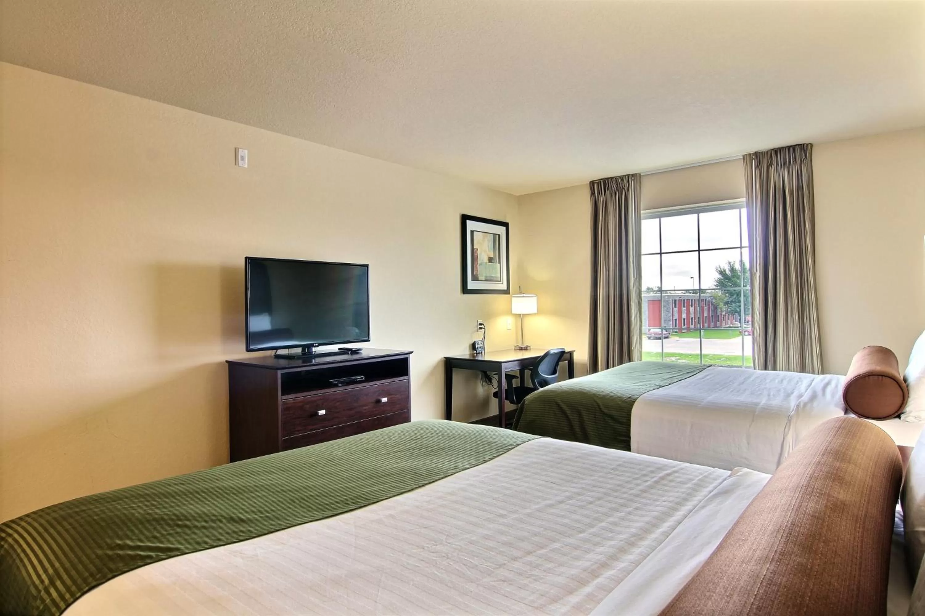 TV and multimedia, Bed in Cobblestone Inn & Suites - Corry
