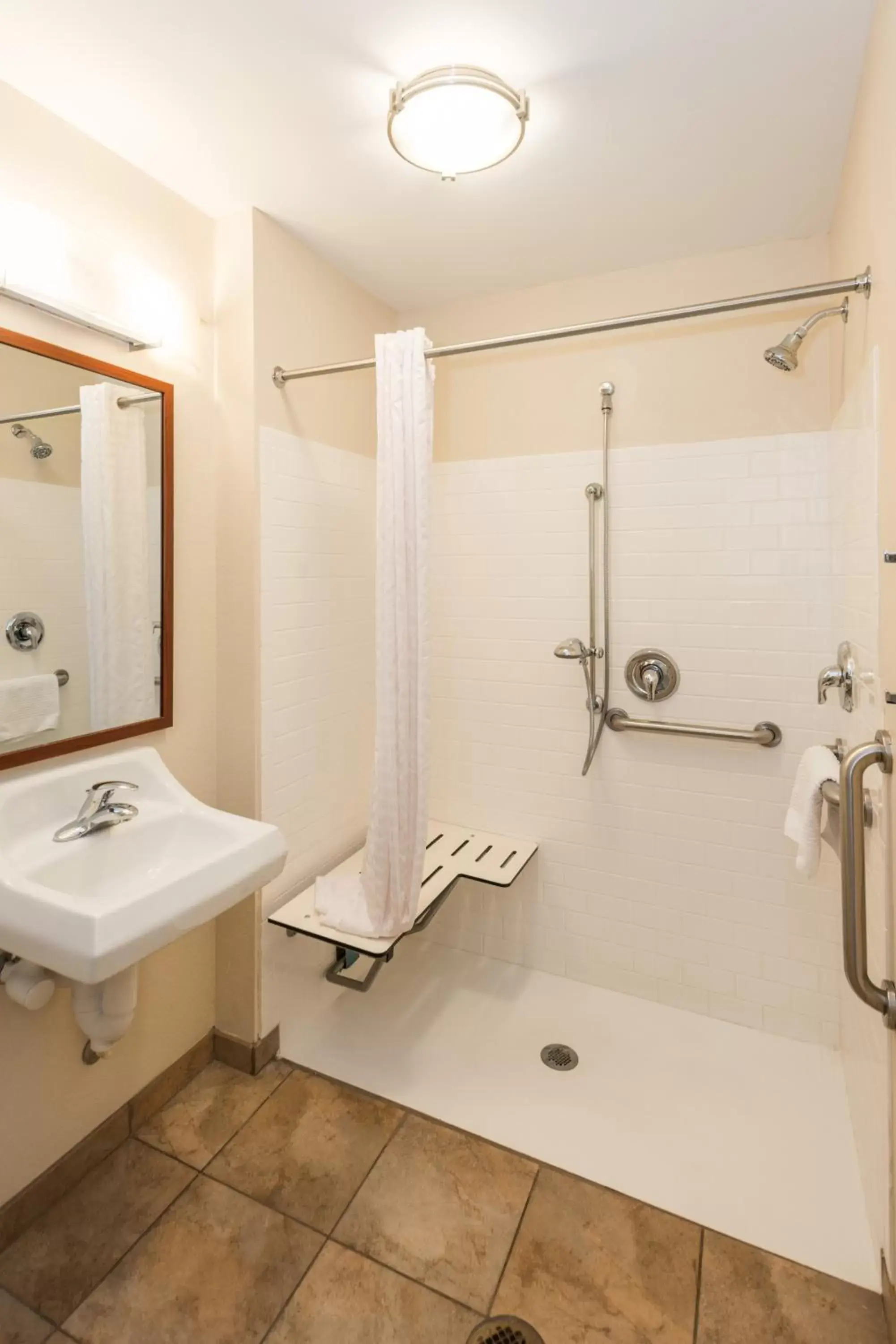 Deluxe King Room - Mobility Access Roll in Shower/Non-Smoking in Candlewood Suites Mobile-Downtown, an IHG Hotel