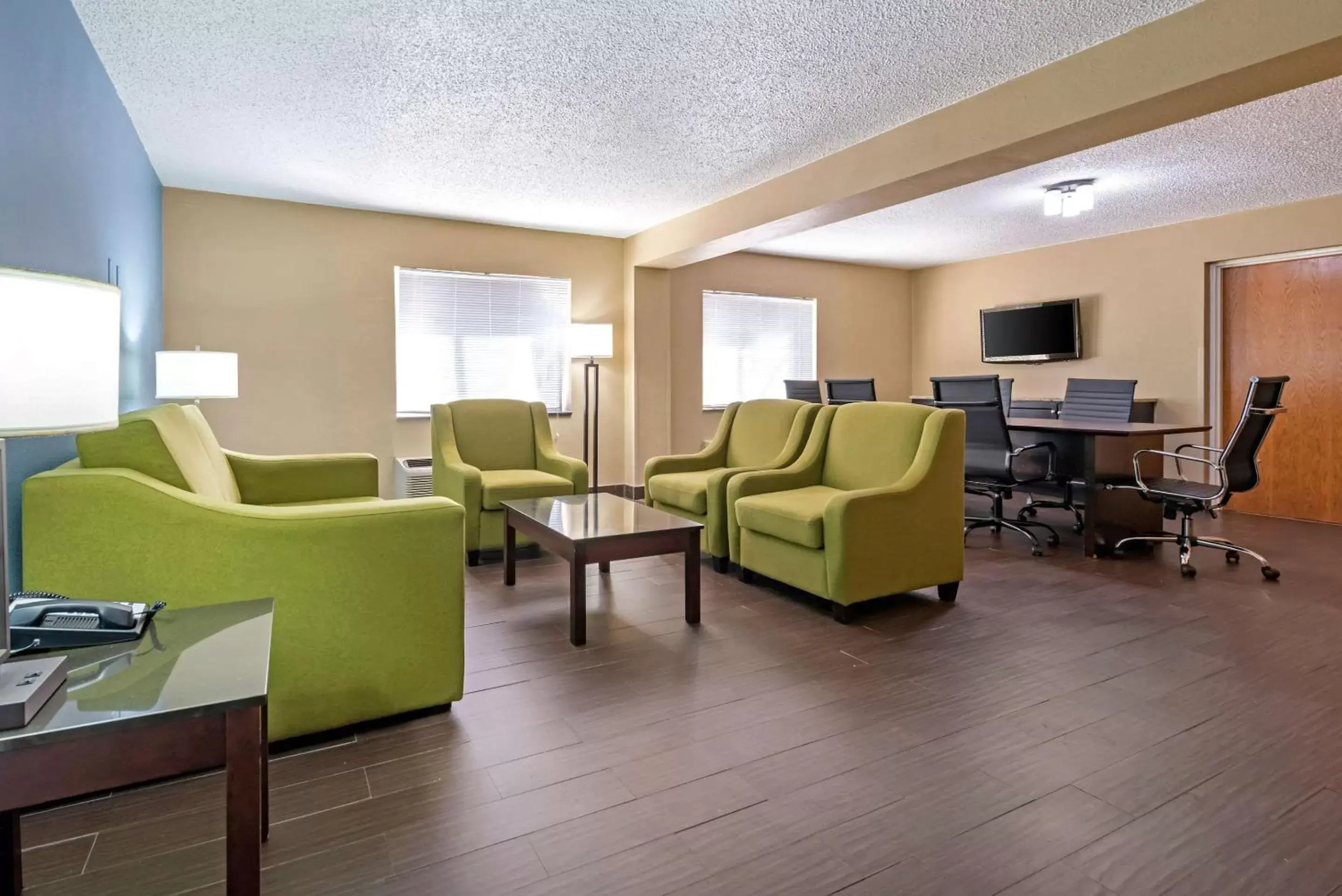 Photo of the whole room, Seating Area in Clarion Hotel Lexington