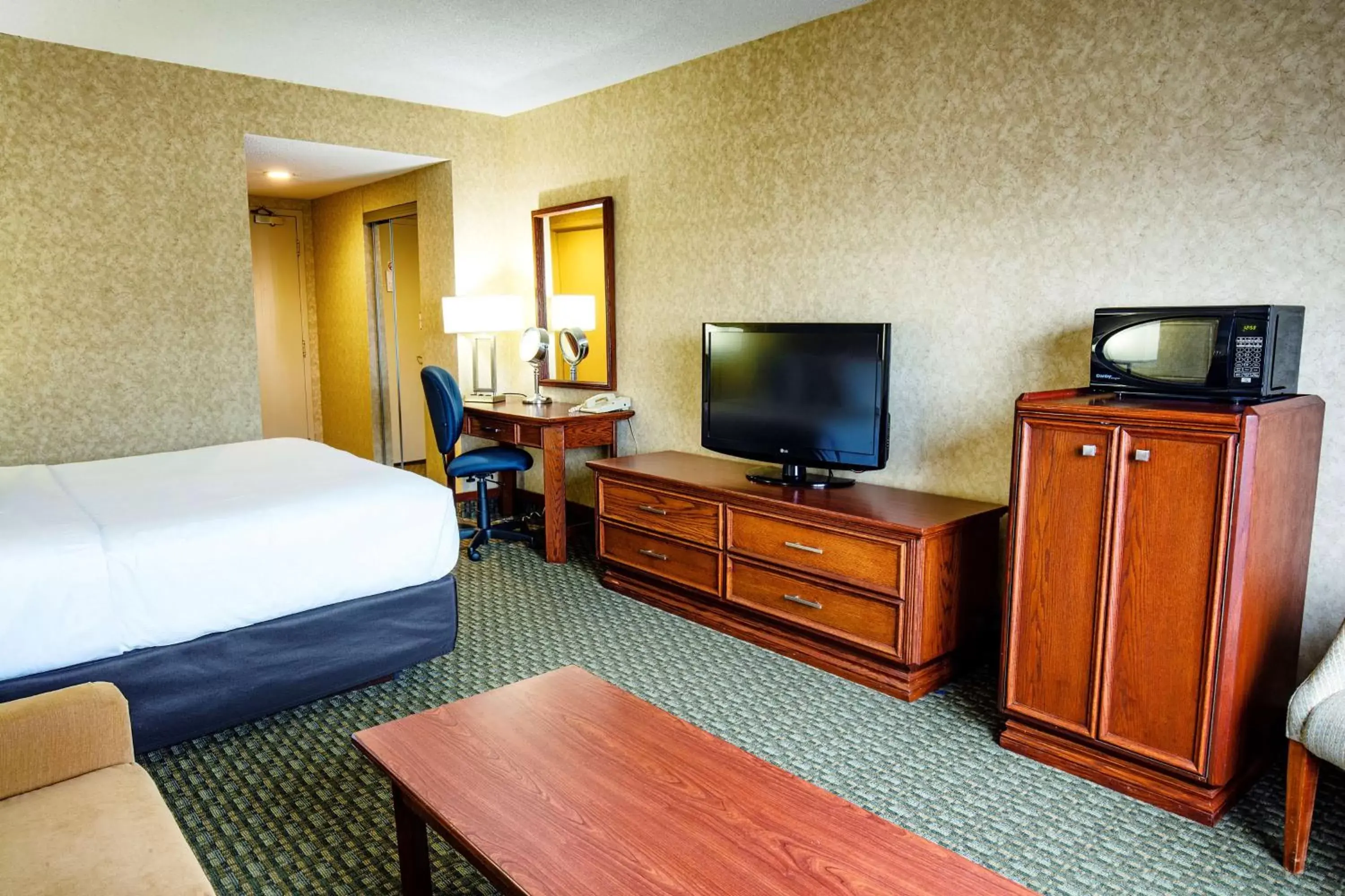 Photo of the whole room, TV/Entertainment Center in Best Western Voyageur Place Hotel