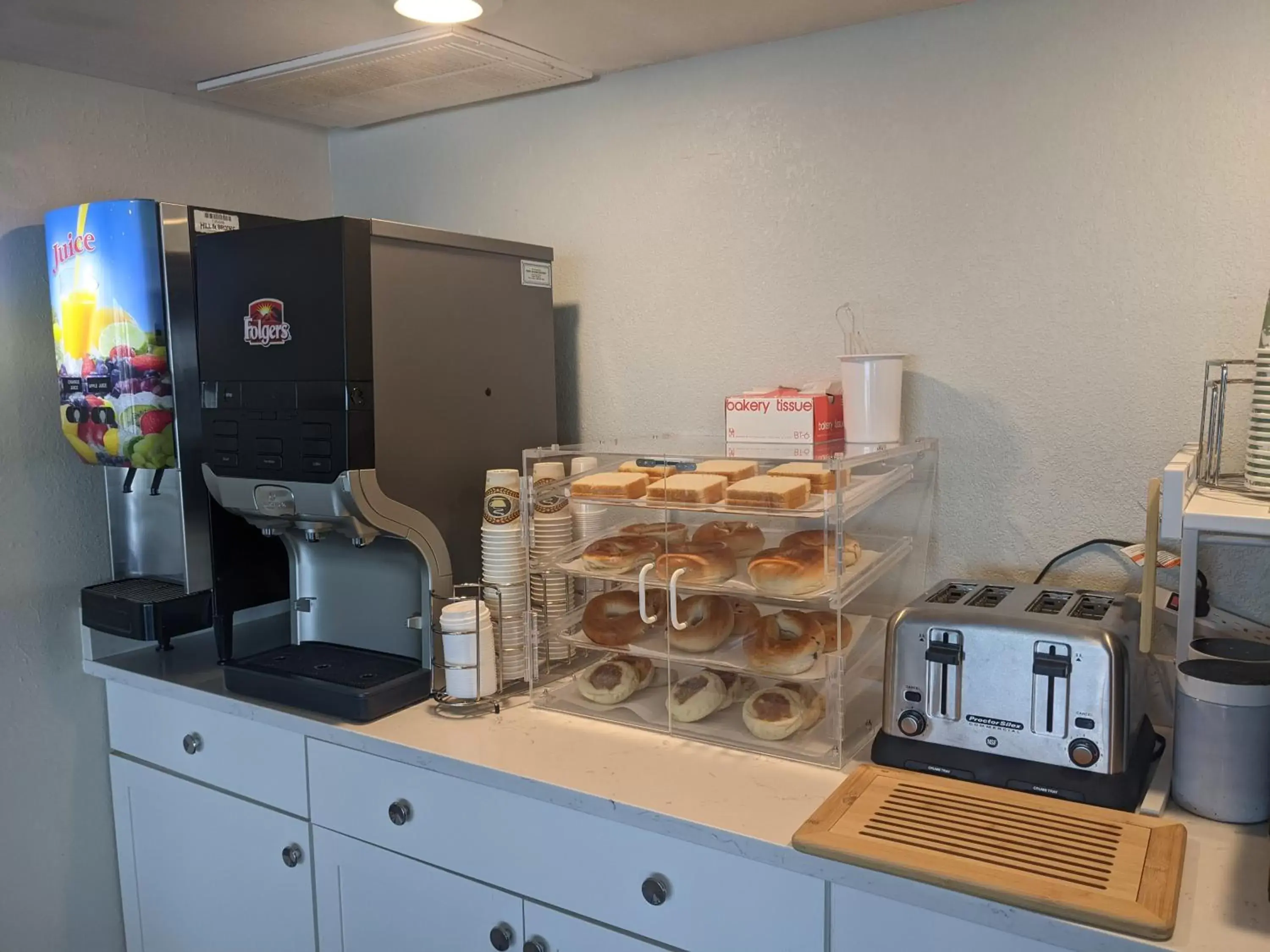 Coffee/tea facilities, Kitchen/Kitchenette in Inn on Destin Harbor, Ascend Hotel Collection