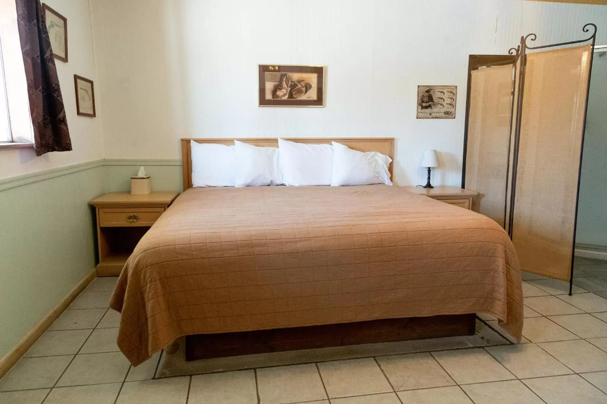 Bedroom, Bed in Sagebrush Inn