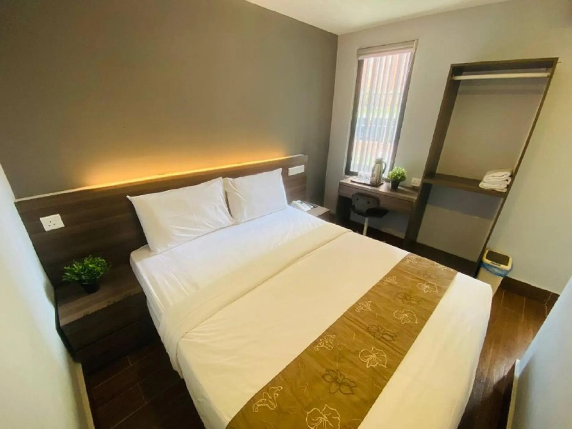 Photo of the whole room, Bed in Asia Like Boutique Hotel