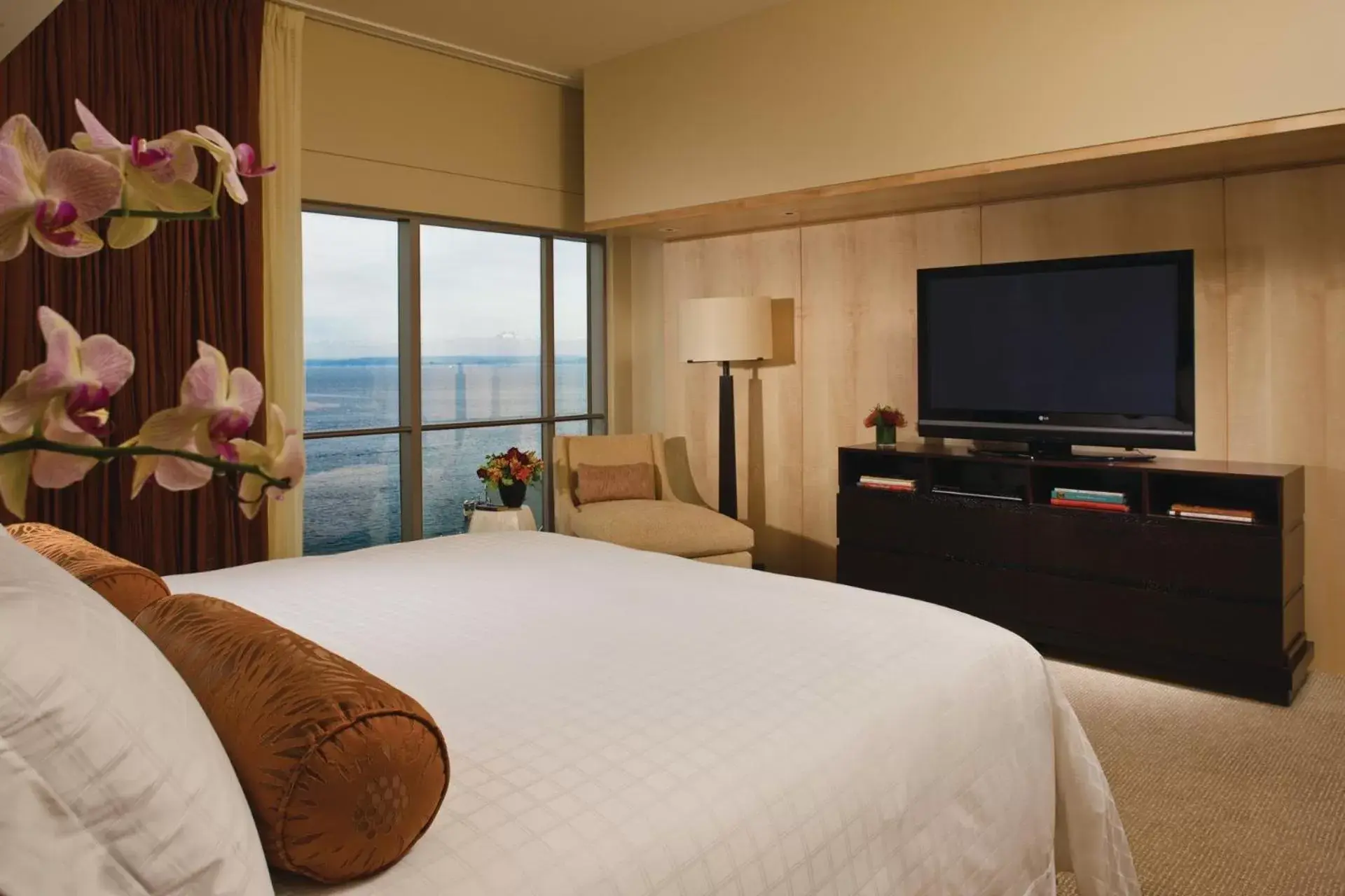 Bed in Four Seasons Hotel Seattle