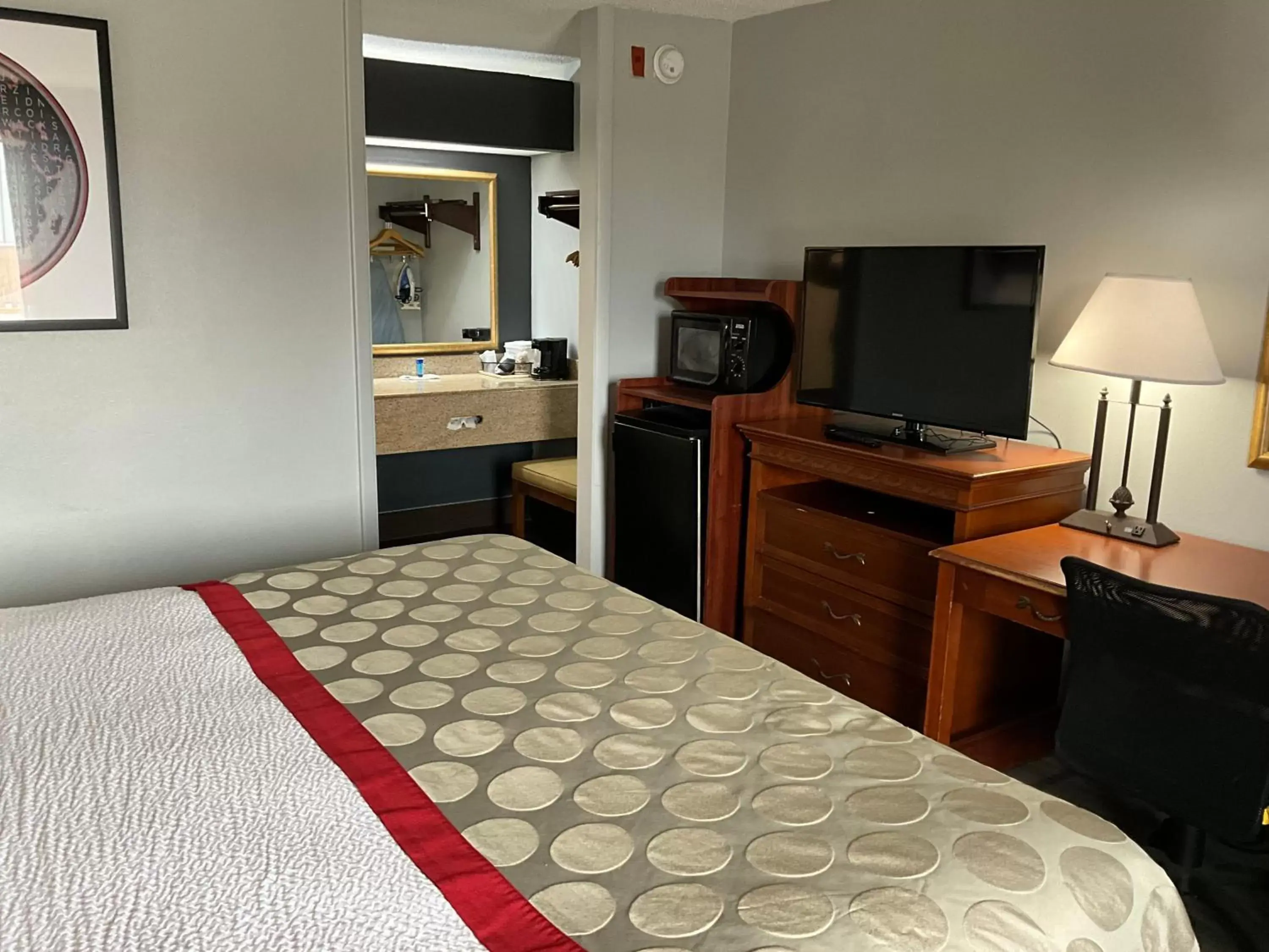 Bedroom, TV/Entertainment Center in Ramada by Wyndham Macon