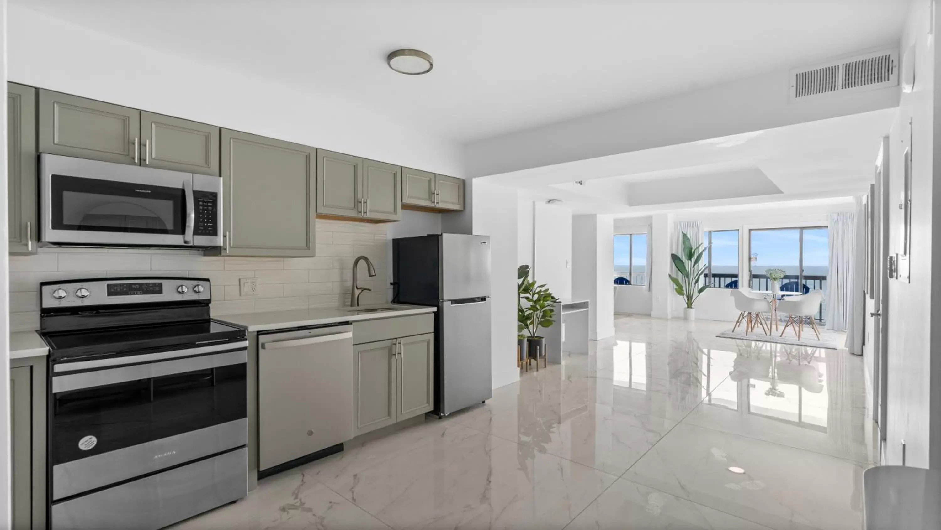 Kitchen or kitchenette, Kitchen/Kitchenette in Grande Beach