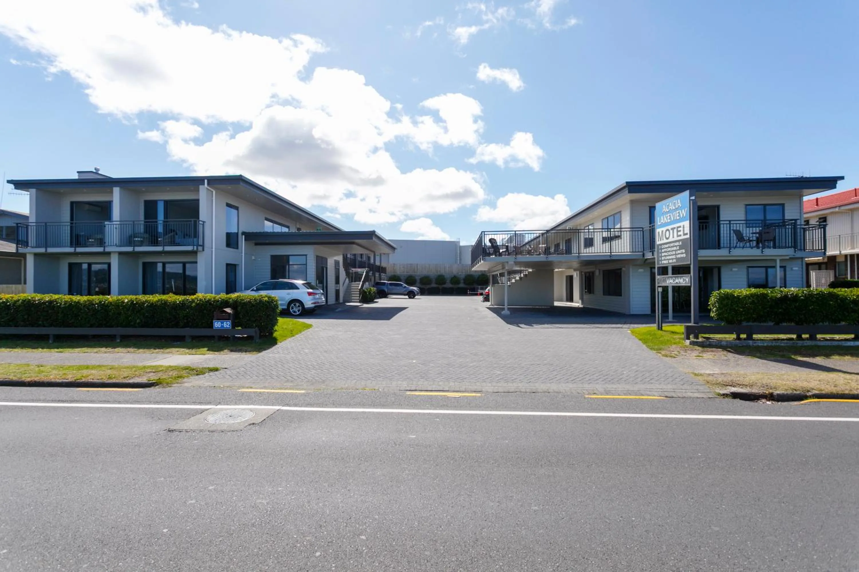 Facade/entrance in Acacia Lake View Motel