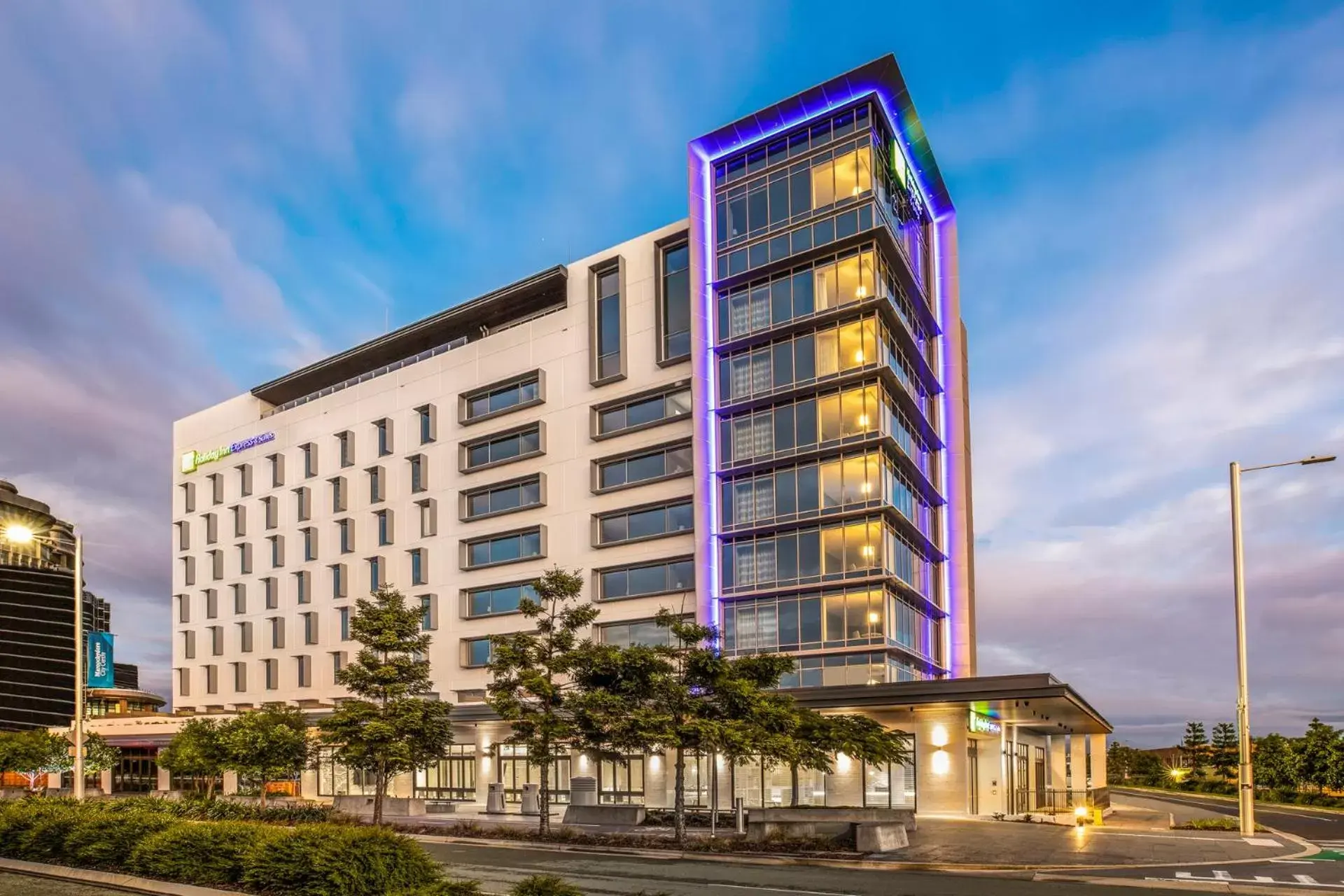 Property Building in Holiday Inn Express & Suites Sunshine Coast, an IHG Hotel