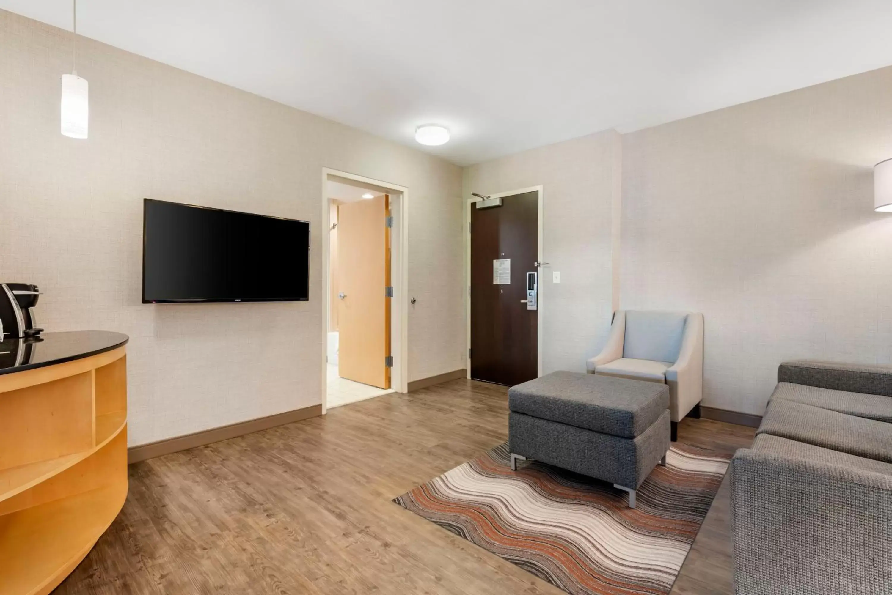 Living room, TV/Entertainment Center in Cambria Hotel Madison East