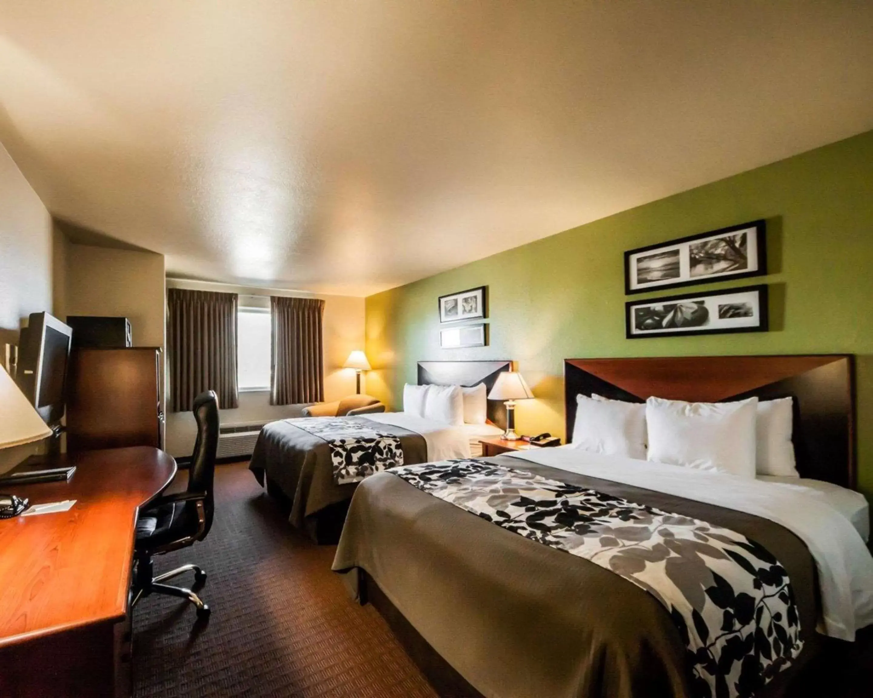 Photo of the whole room, Bed in Sleep Inn and Suites Shamrock