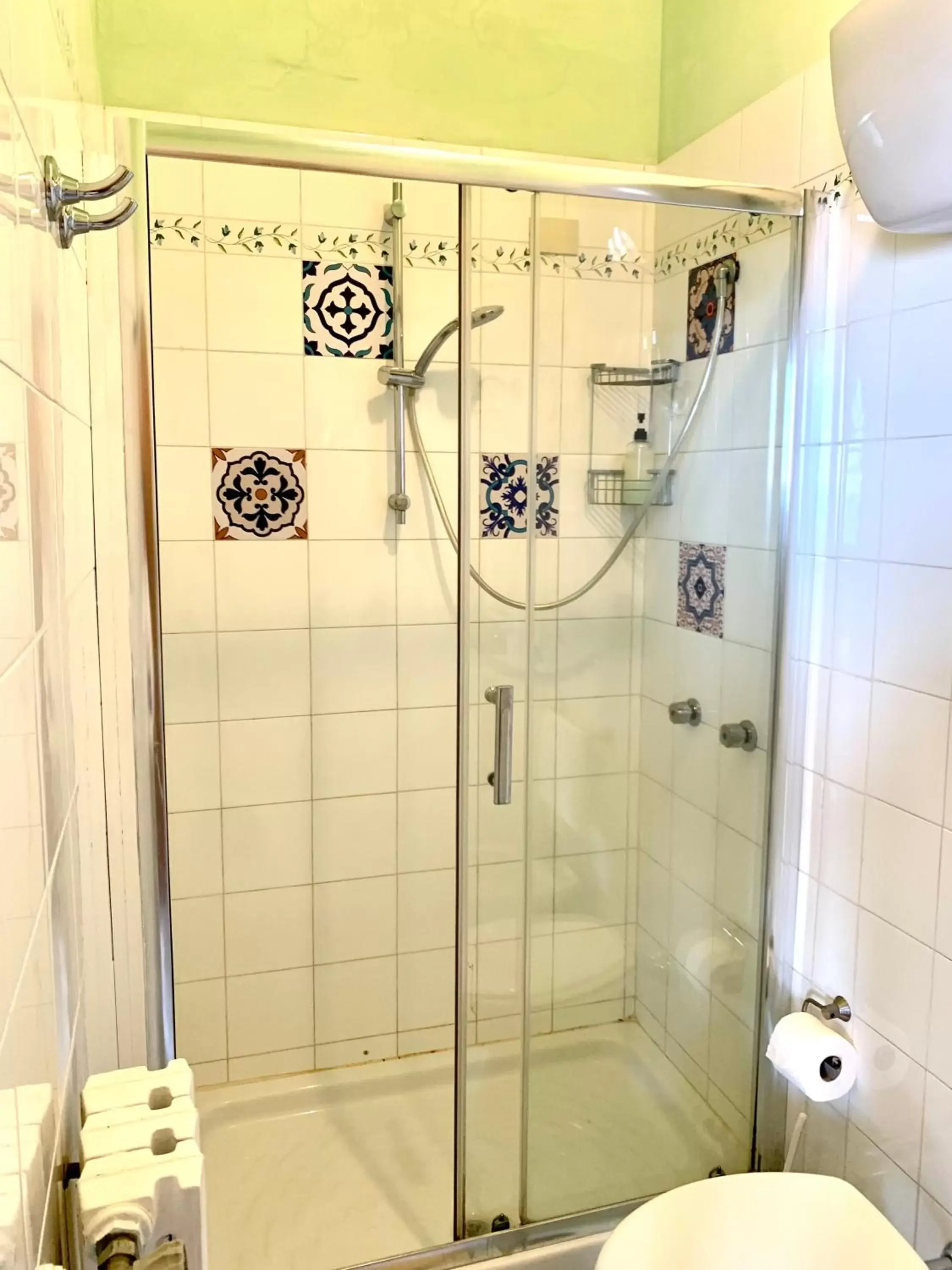 Shower, Bathroom in Il Giardino Dei Limoni