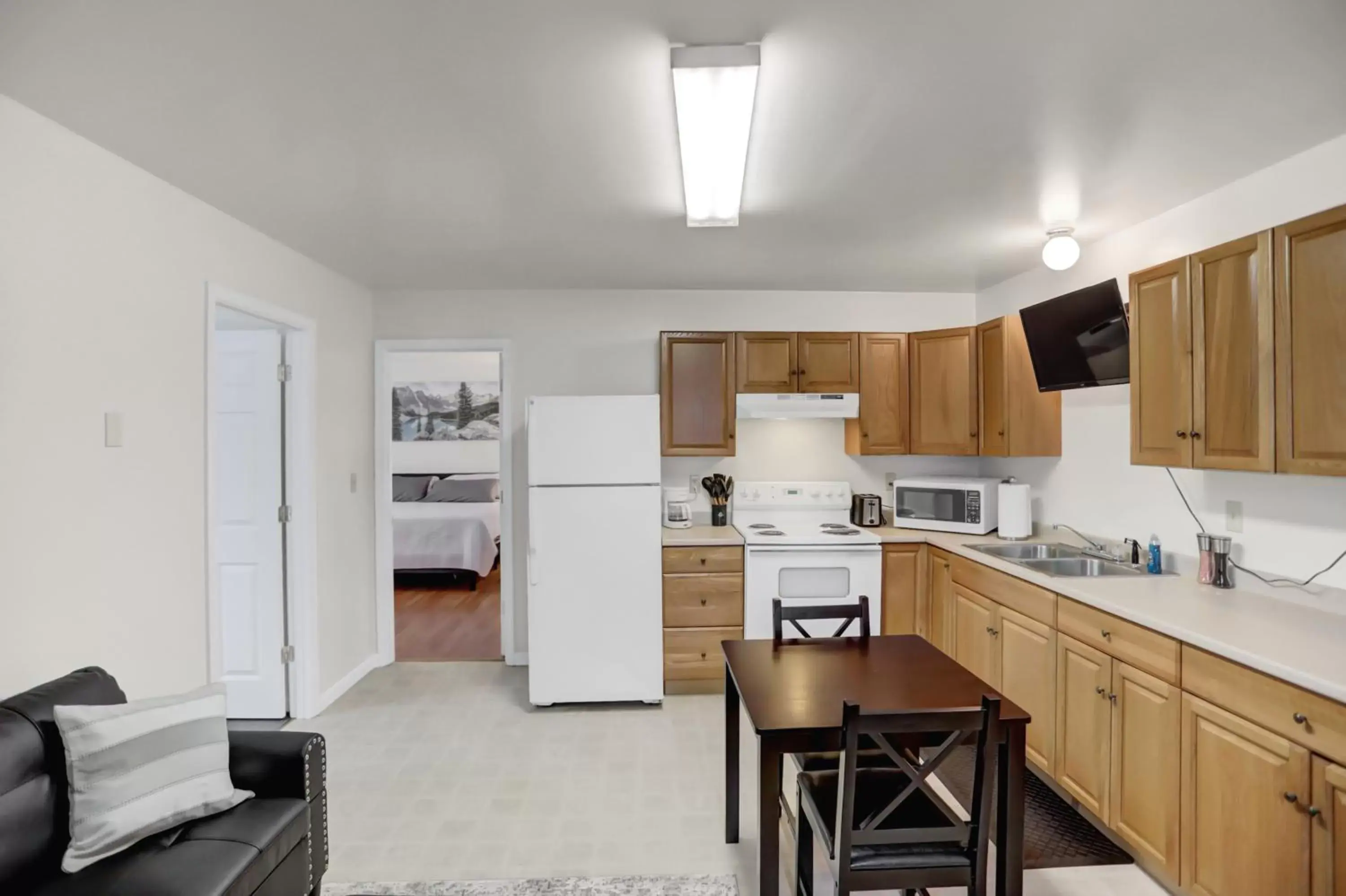 Kitchen or kitchenette, Kitchen/Kitchenette in Halifax Inn