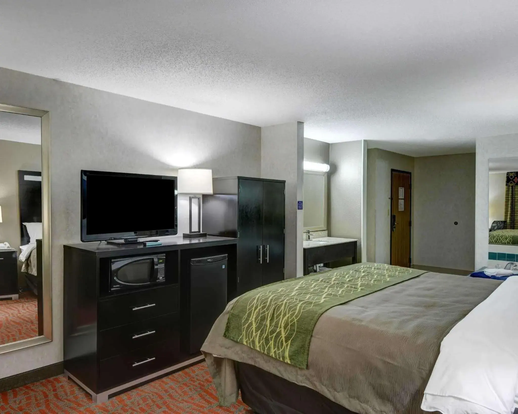Photo of the whole room, TV/Entertainment Center in Comfort Inn Painesville