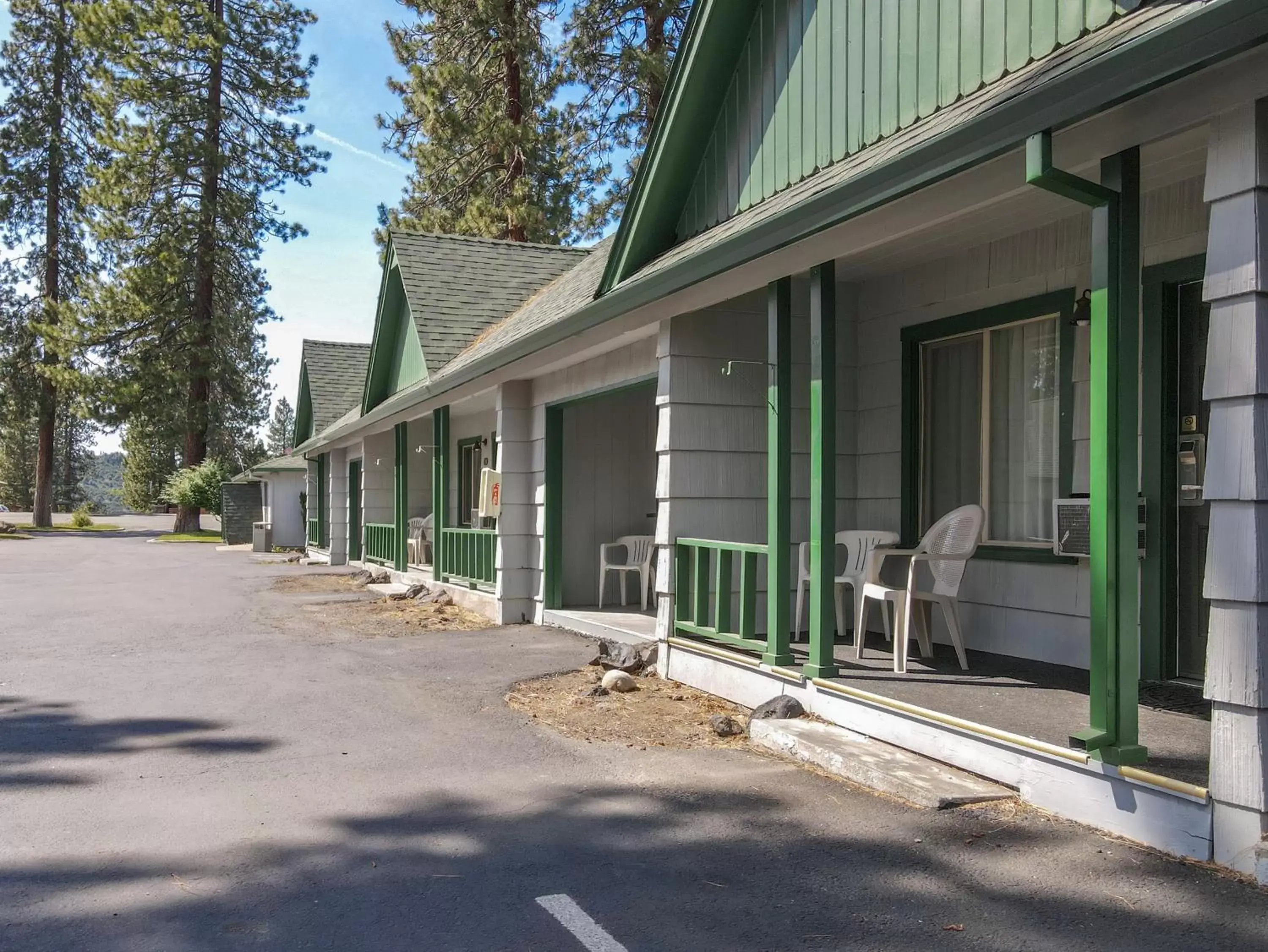Property building in Green Gables Motel & Suites