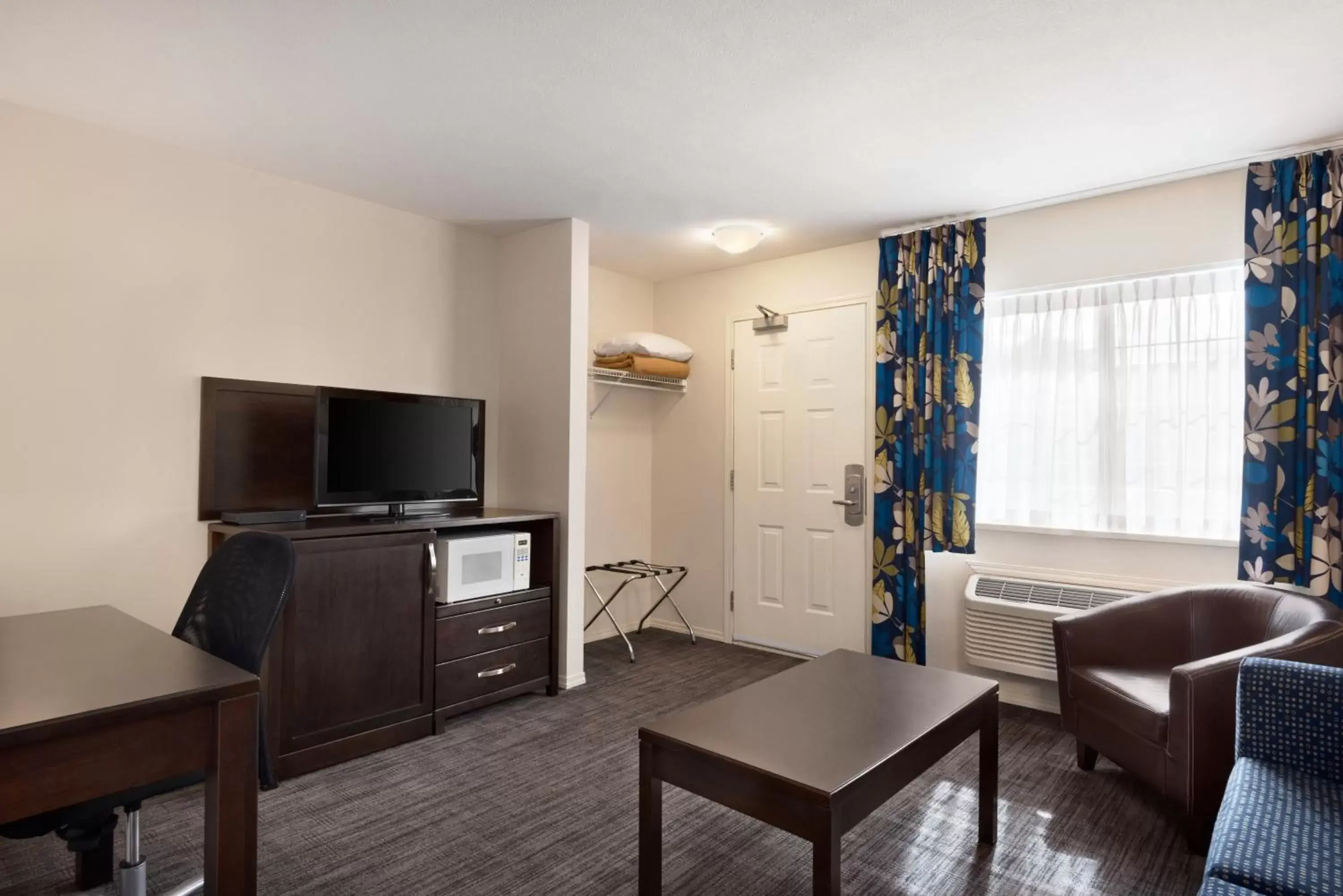 Living room, TV/Entertainment Center in Days Inn by Wyndham Kelowna