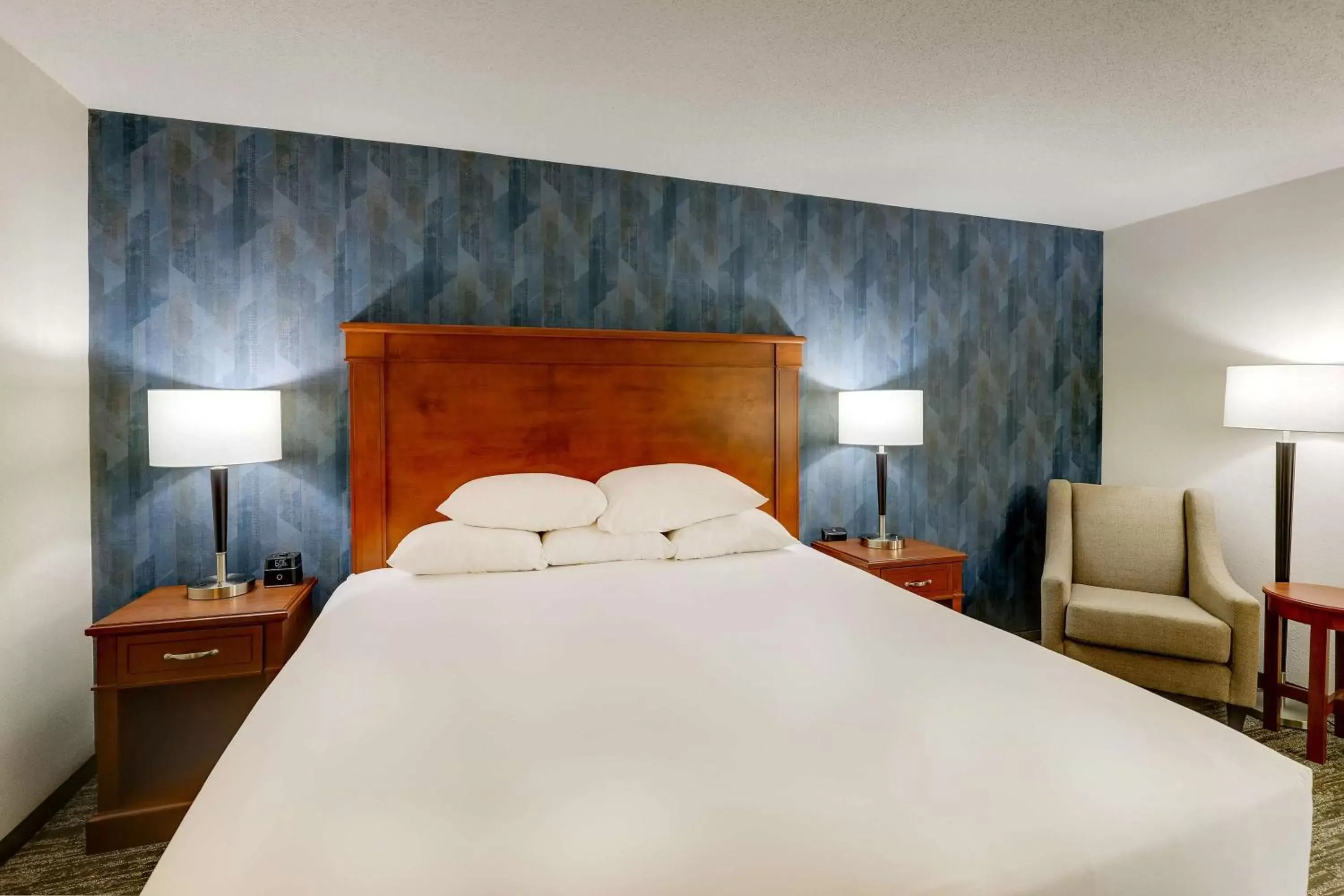 Bedroom, Bed in Drury Inn & Suites St. Louis St. Peters