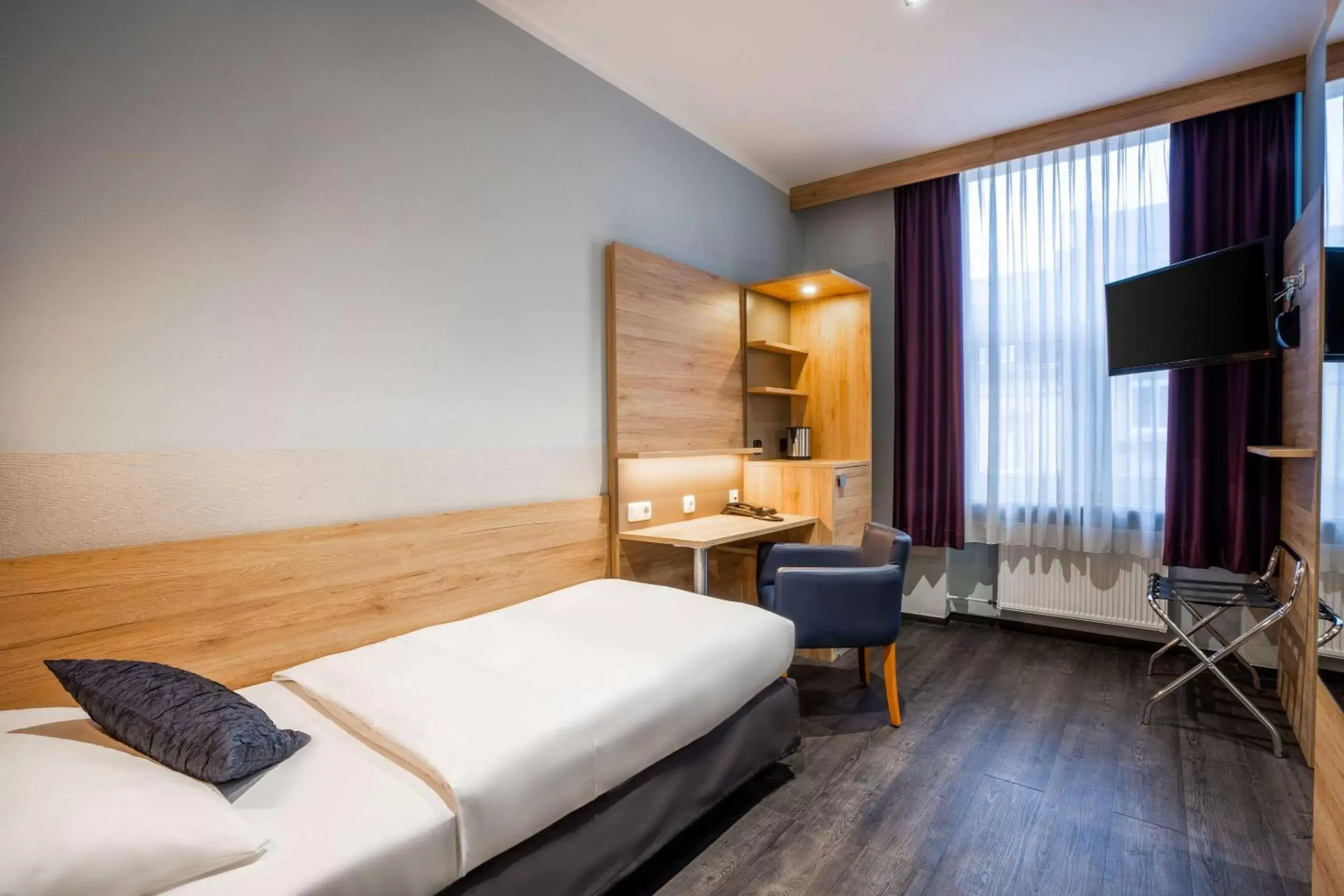 Photo of the whole room, Bed in Comfort Hotel Frankfurt Central Station