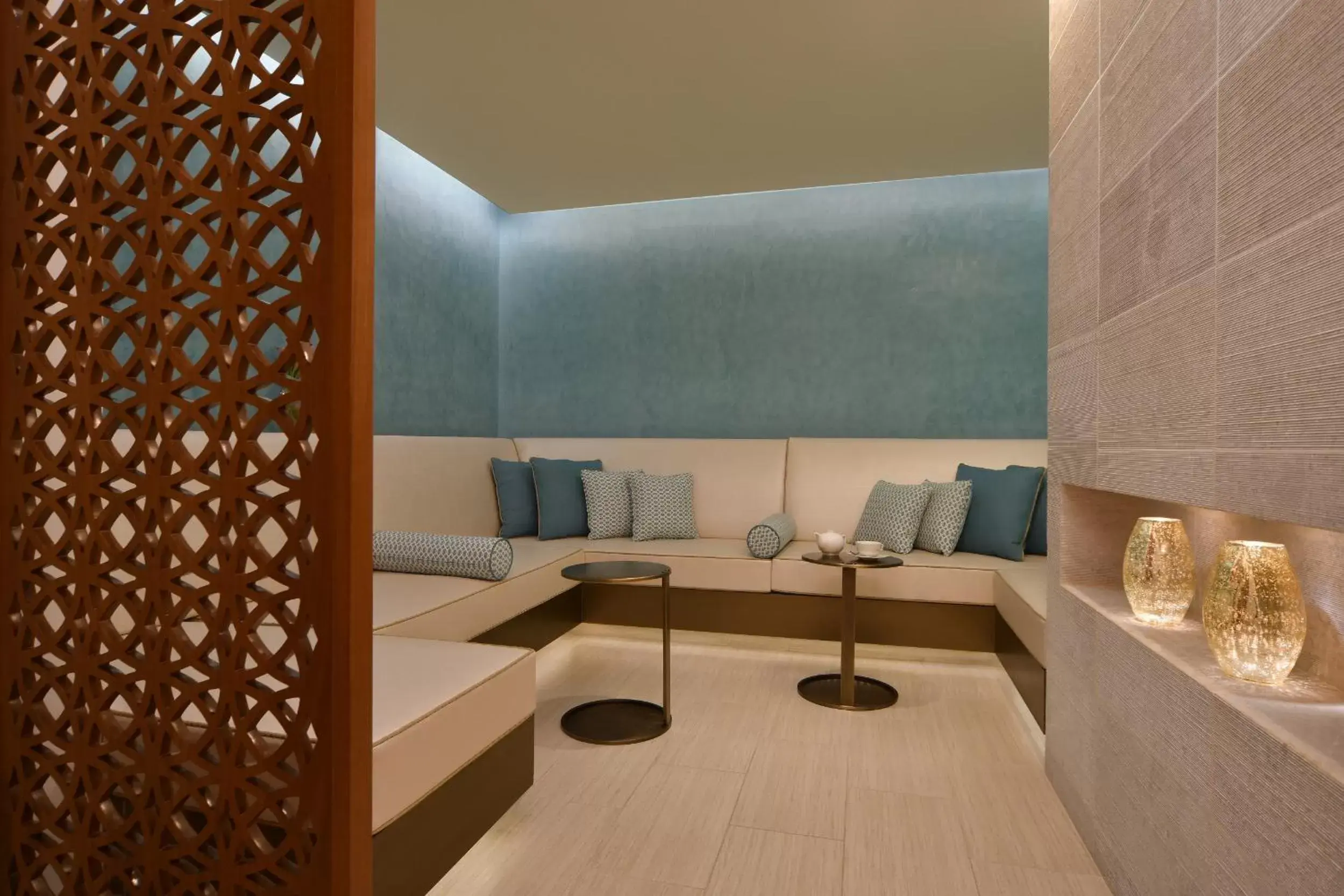Communal lounge/ TV room, Kitchen/Kitchenette in Alwadi Hotel Doha - MGallery