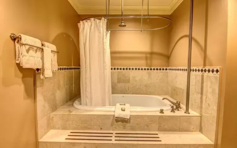 Bathroom in Cottages and Suites at River Landing