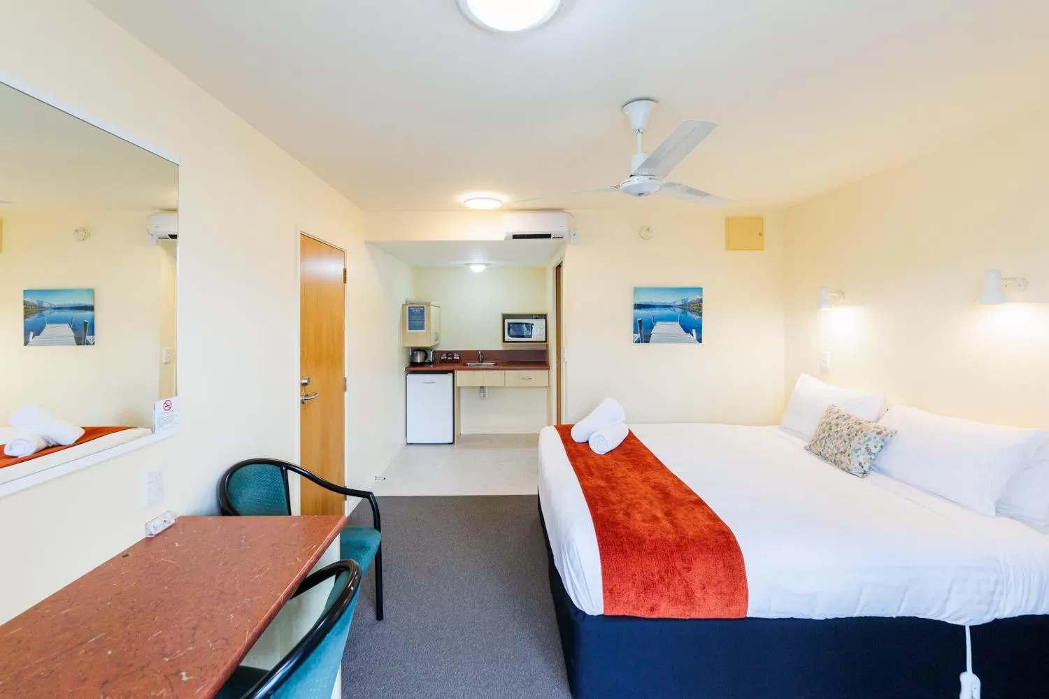 Photo of the whole room, Bed in Bella Vista Motel Palmerston North