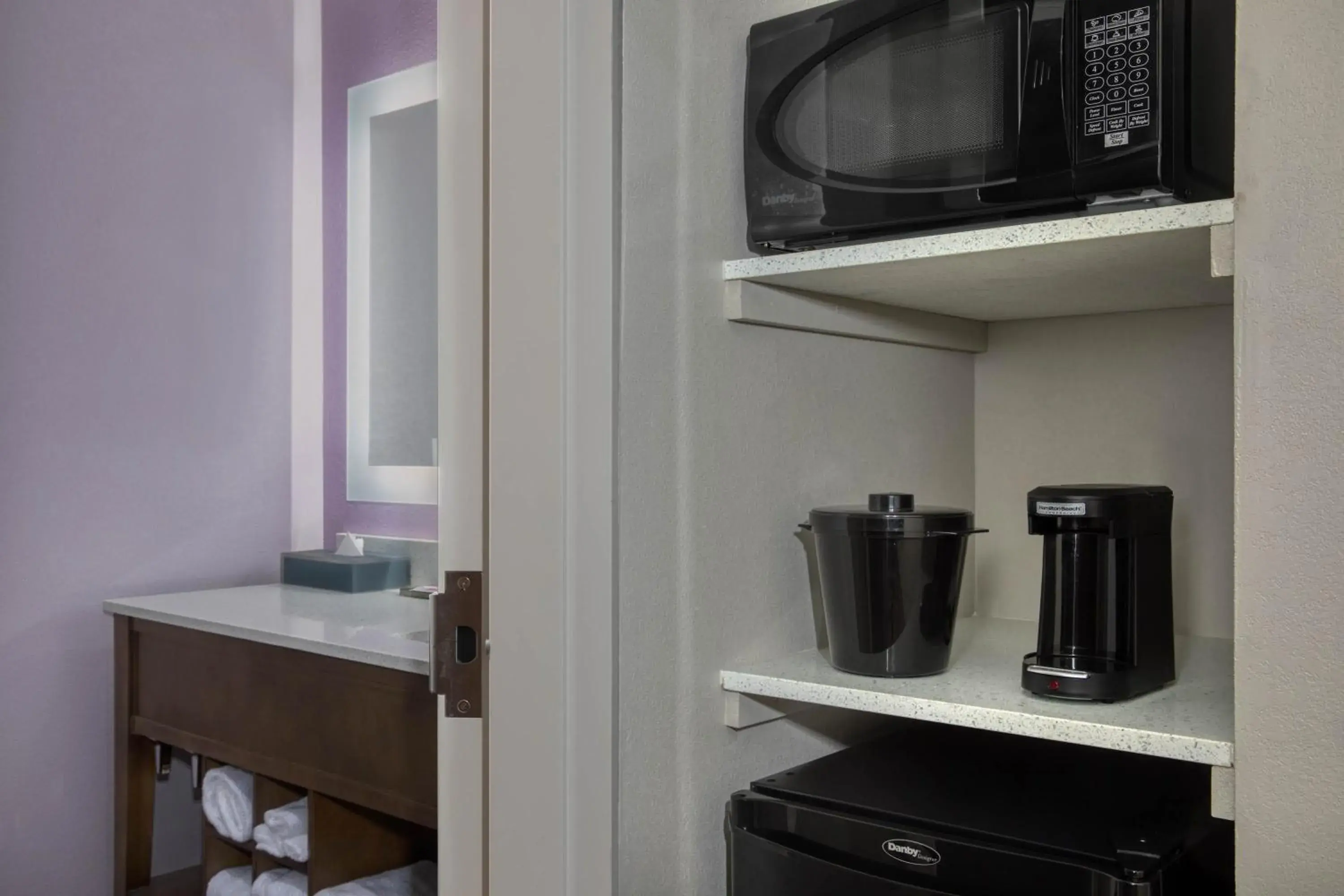 Coffee/tea facilities, TV/Entertainment Center in La Quinta Inn & Suites by Wyndham Perry