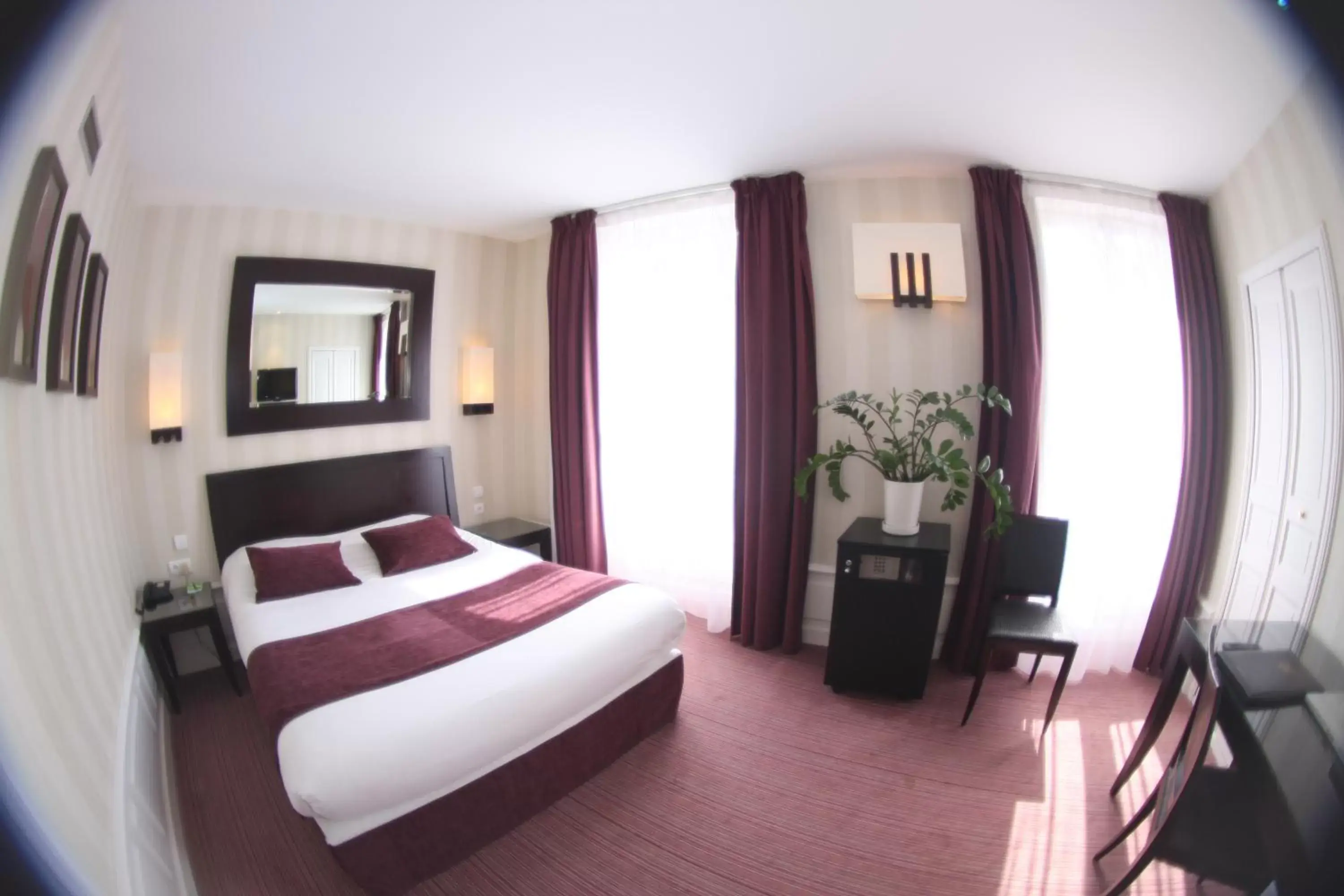 Photo of the whole room, Bed in Hostellerie Du Chapeau Rouge