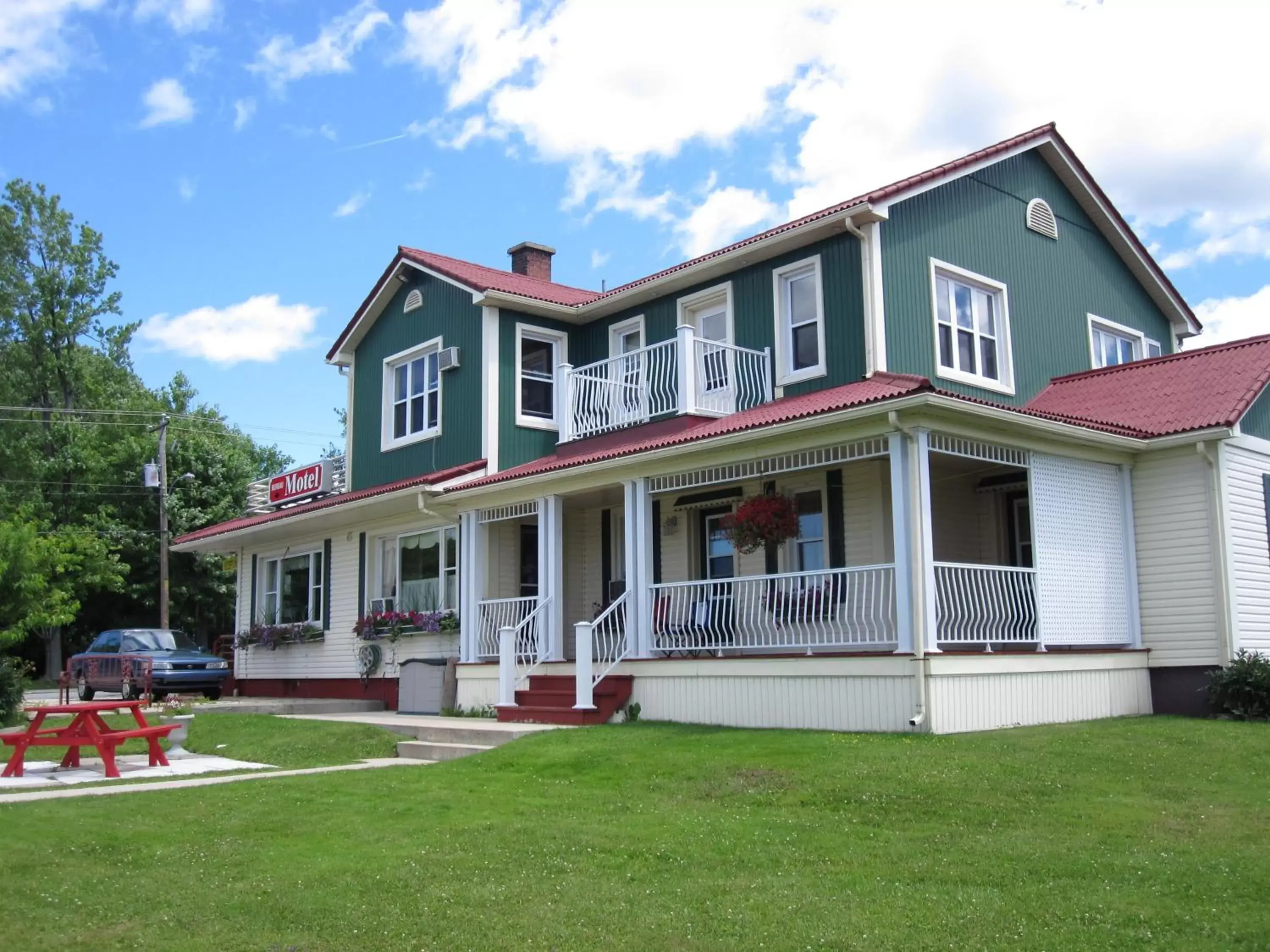 Patio, Property Building in Motel Saint-Hilaire