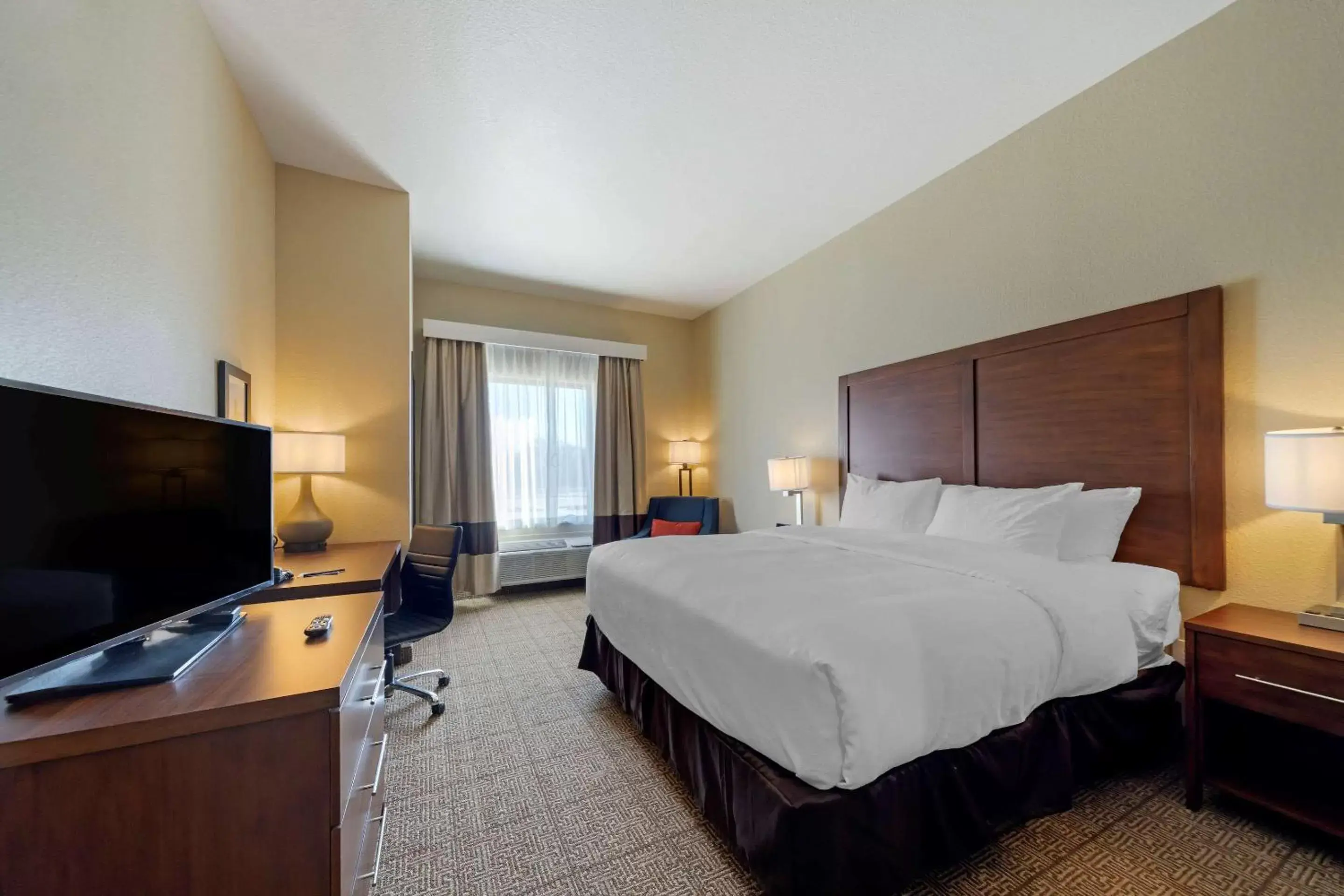 Photo of the whole room, Bed in Comfort Inn & Suites Harrah