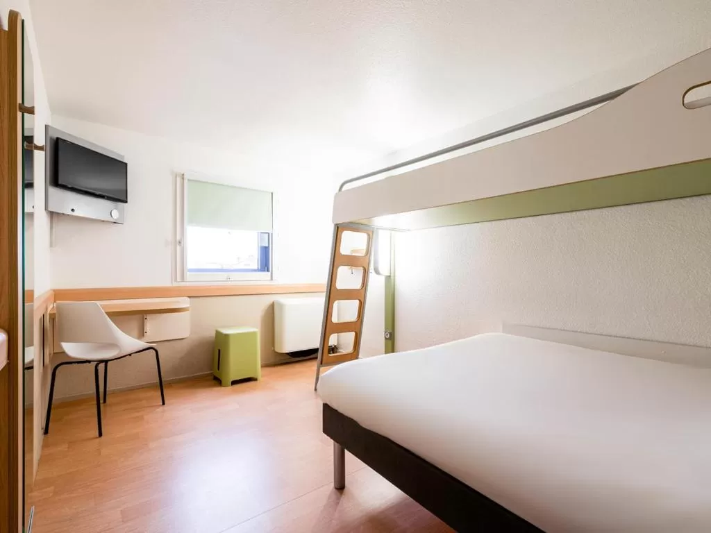 Photo of the whole room, Bed in ibis budget Bordeaux Centre Mériadeck