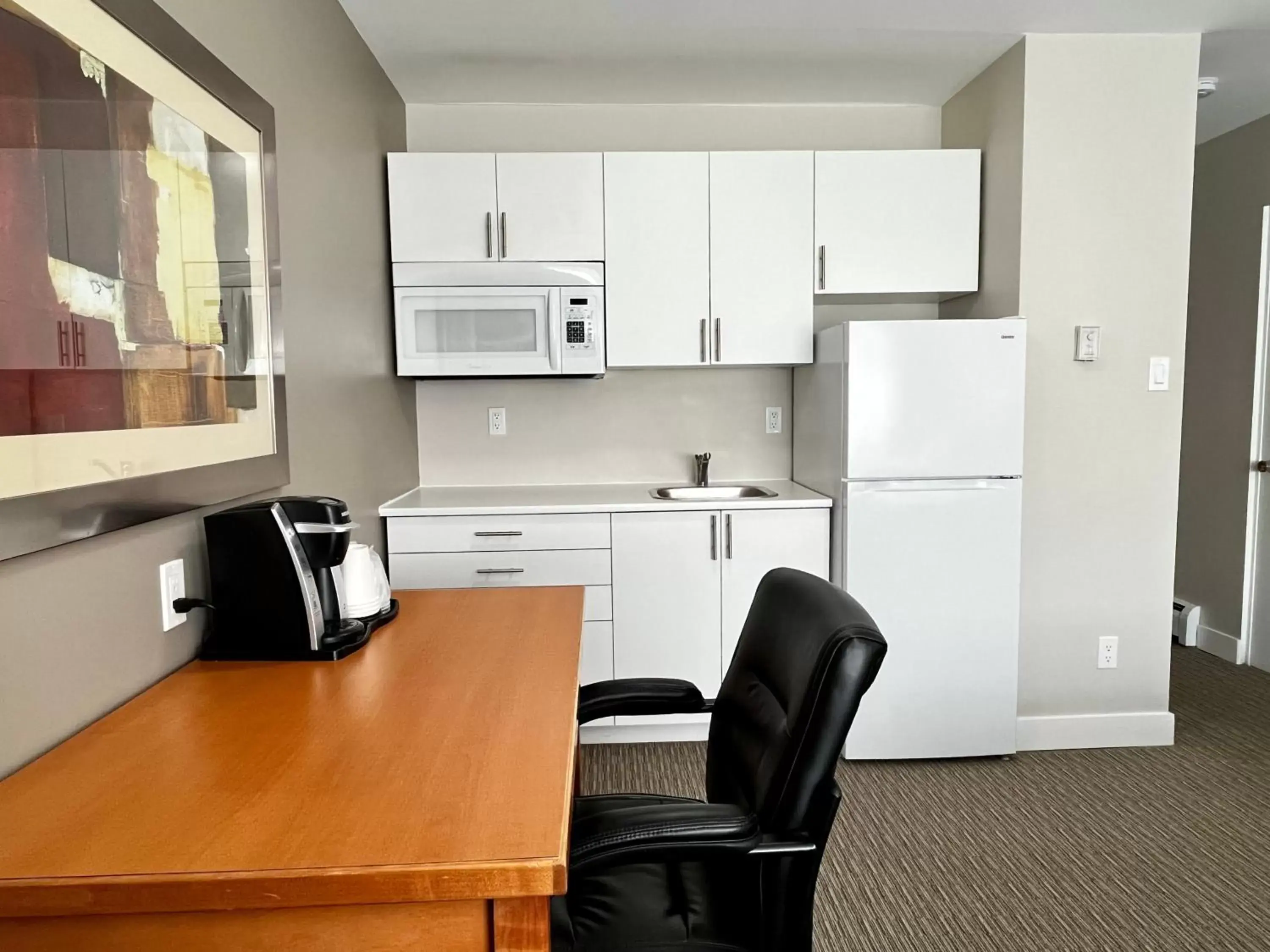 Kitchen or kitchenette, Kitchen/Kitchenette in Anavada Inn & Suites - Prince George