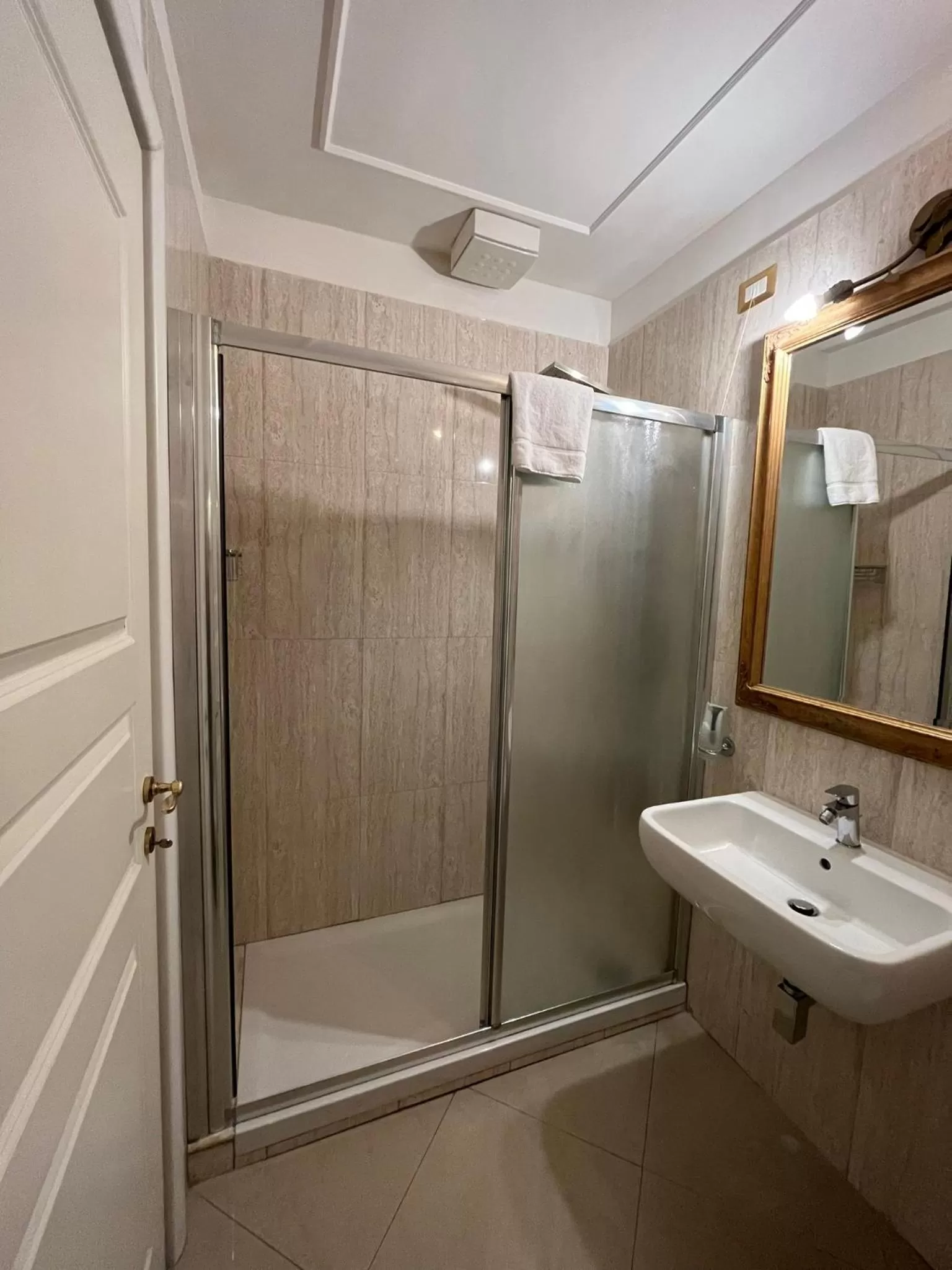 Shower in B&B Art Suite Santa Brigida