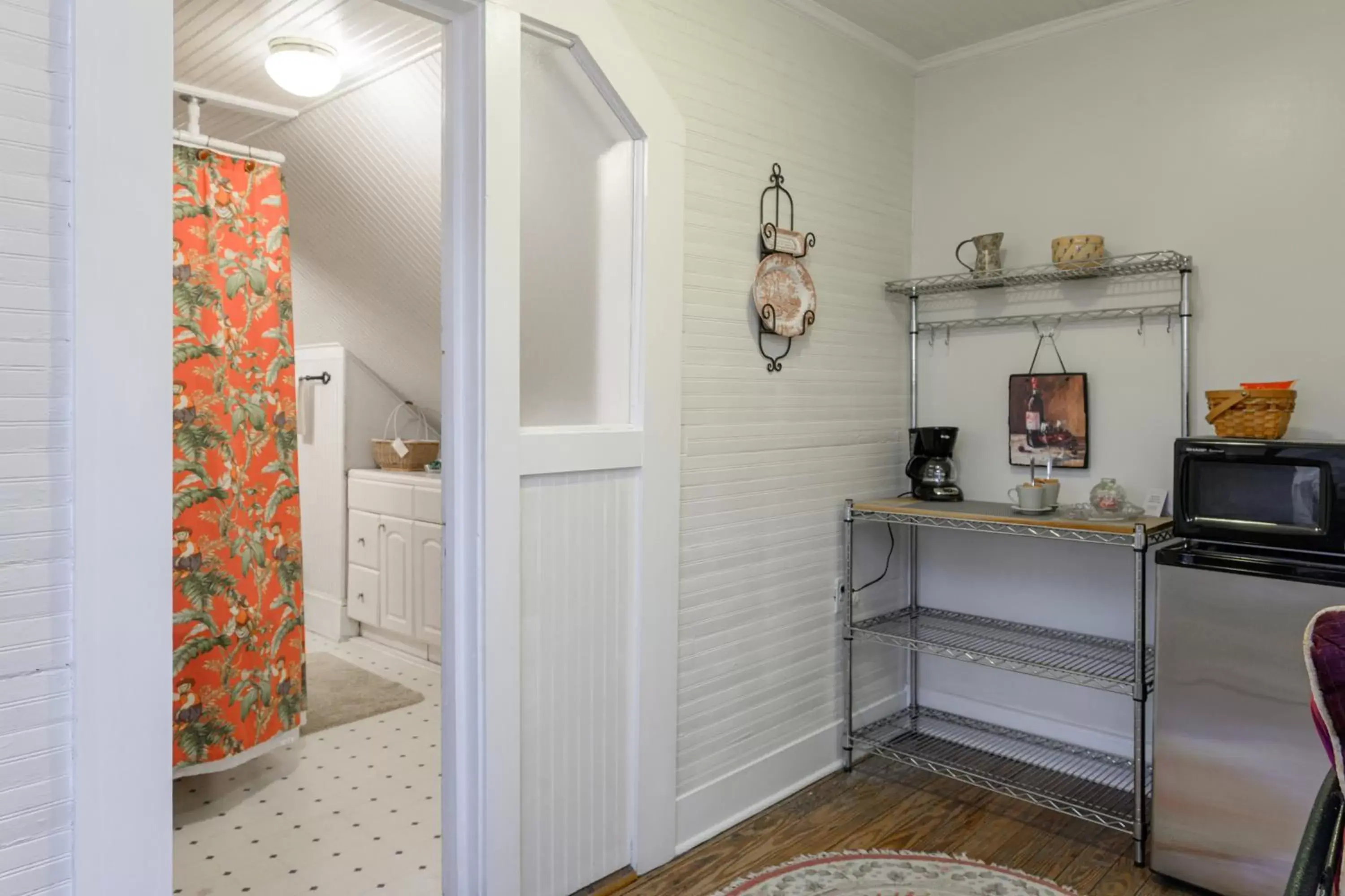 Kitchen/Kitchenette in Oakland Cottage Bed and Breakfast