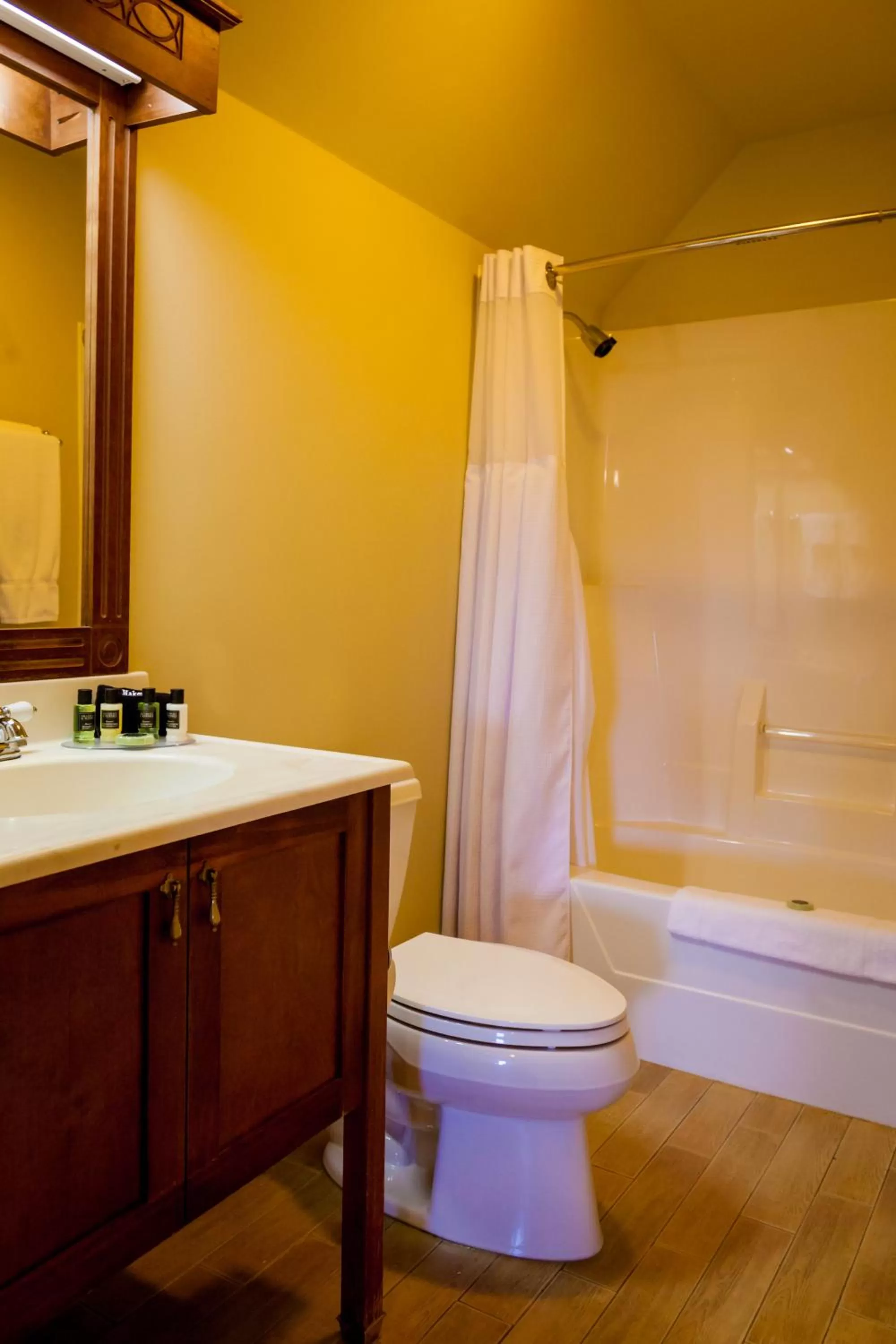 Bathroom in The Oakwood Inn